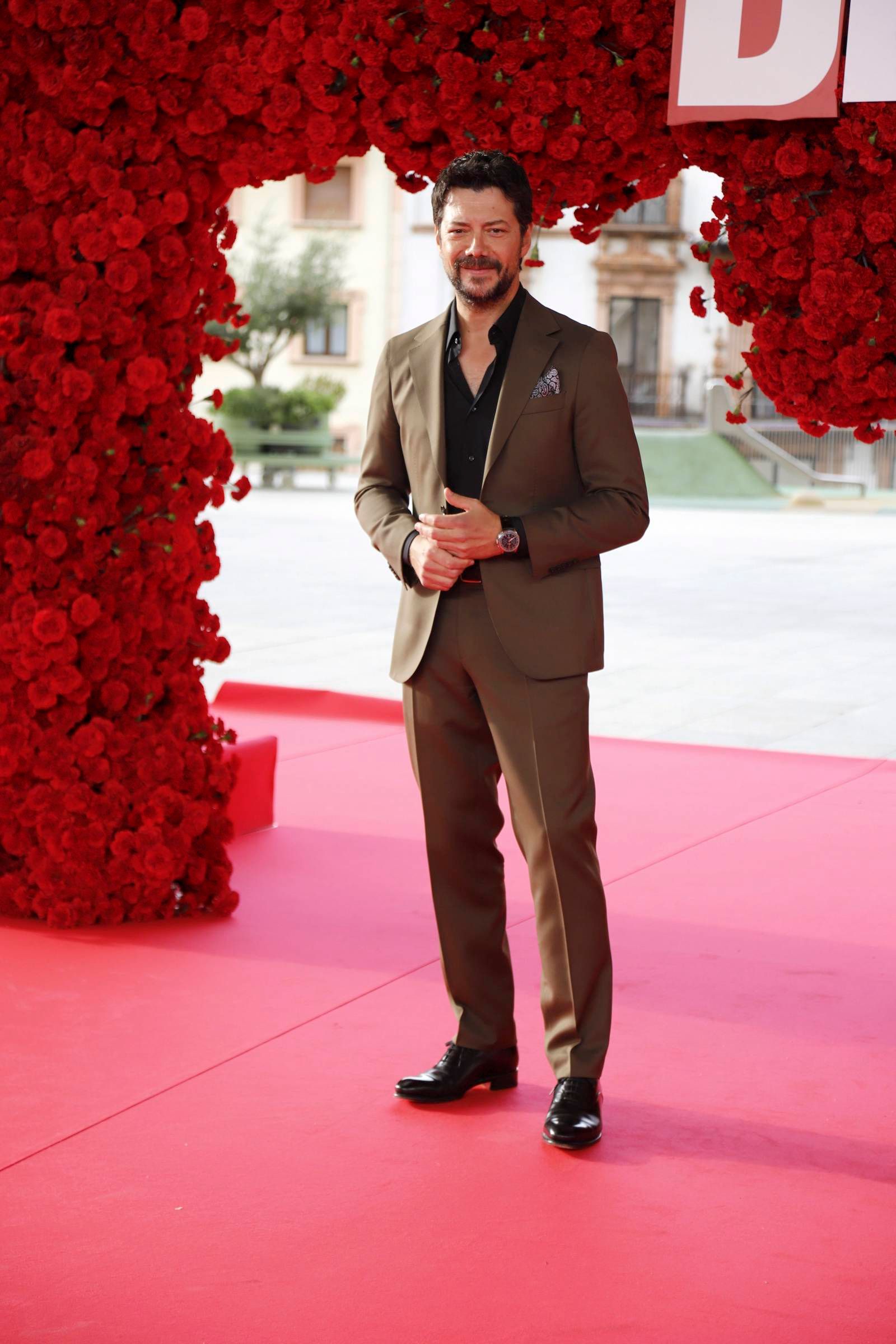 Álvaro Morte, en la alfombra roja de Berlín y la dama de armiño