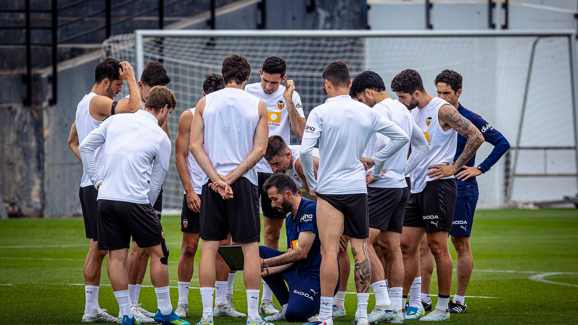 Carlos Corberán da instrucciones en Paterna