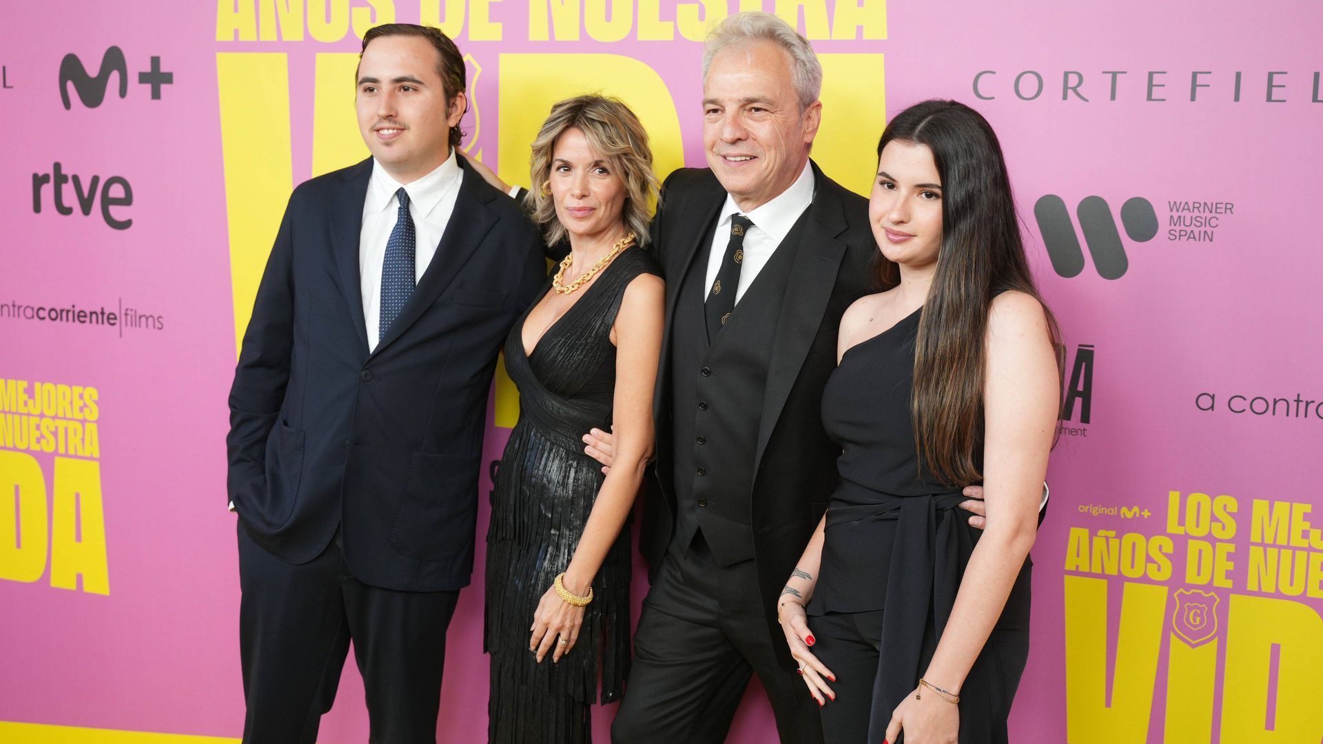 David Summers, Marta Madruga y sus hijos, en la alfombra roja del preestreno de la película de Hombres G