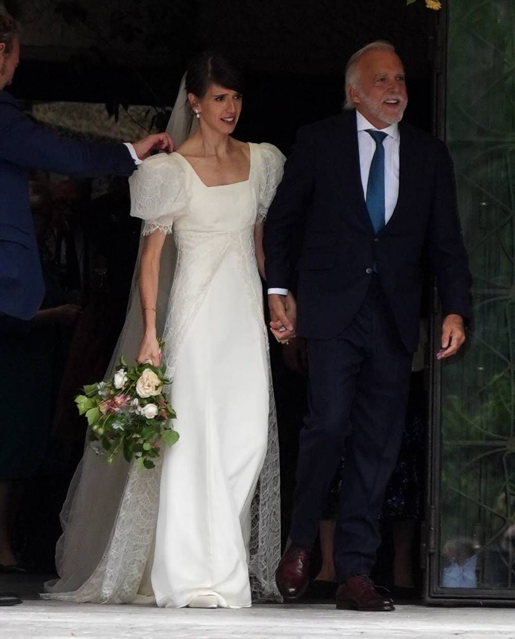 Paco Arango y Begoña Aguilera abandonan la iglesia ya como marido y mujer