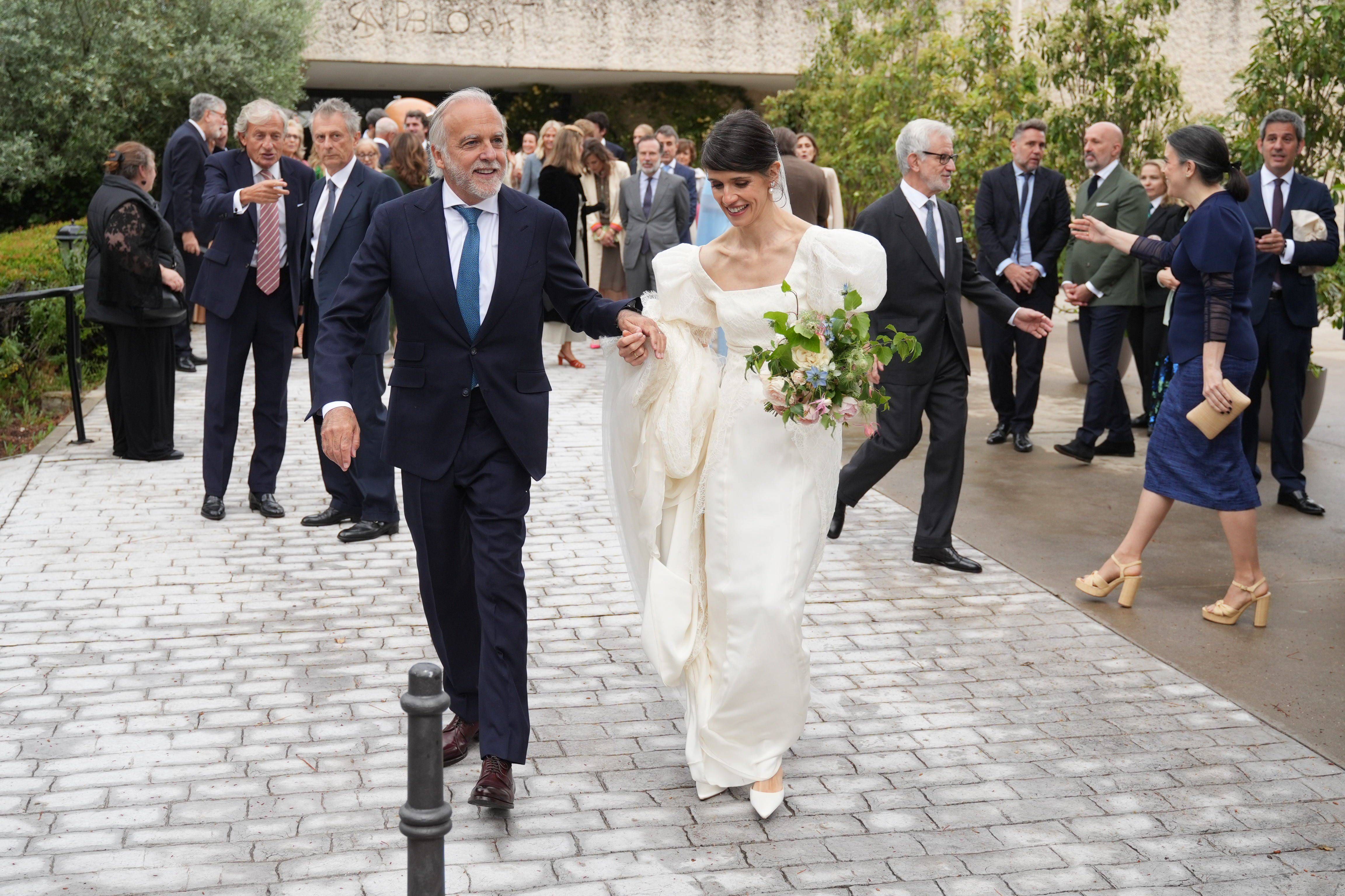 Paco Arango y Begoña Aguilera abandonan la iglesia ya como marido y mujer