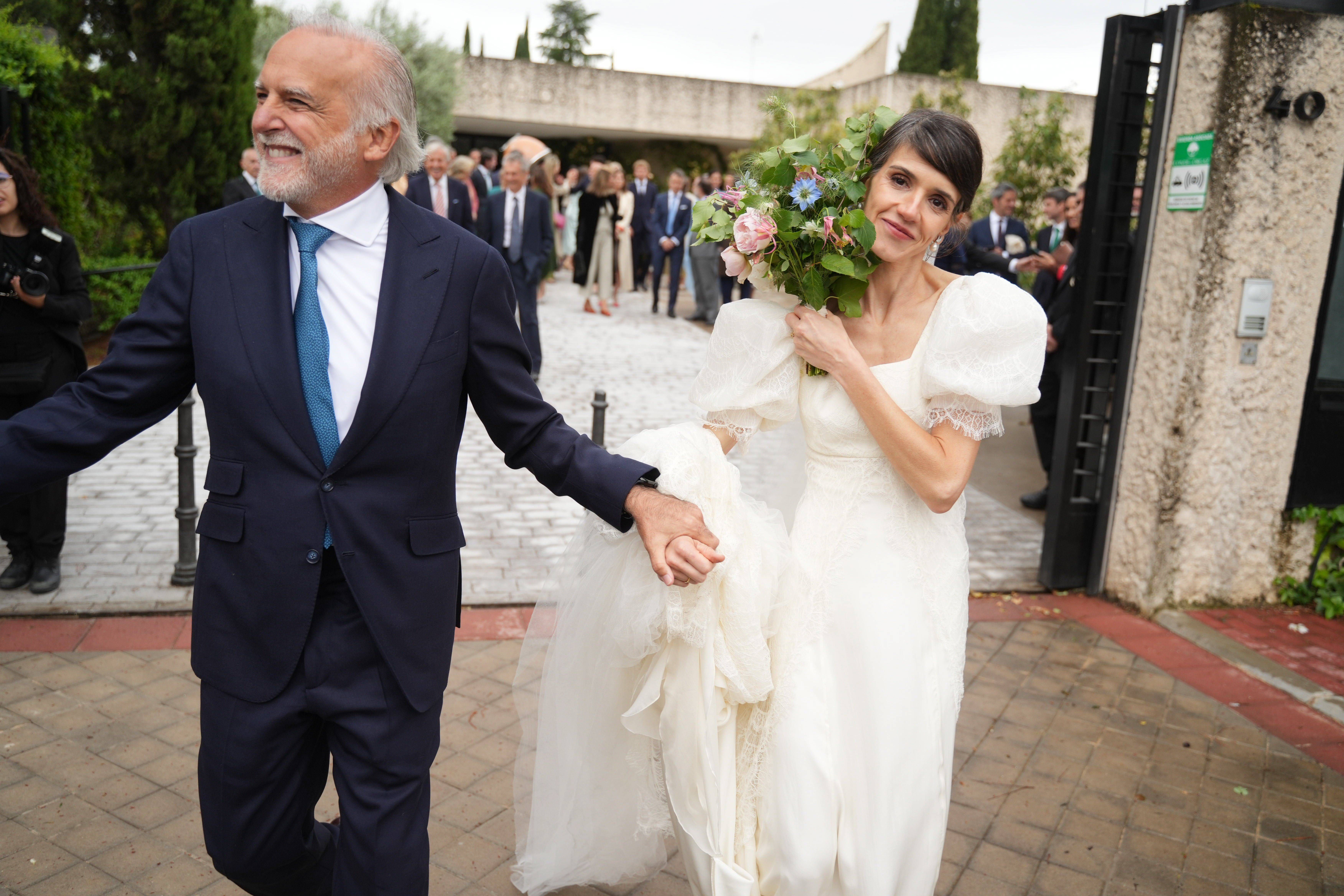 Paco Arango y Begoña Aguilera abandonan la iglesia ya como marido y mujer