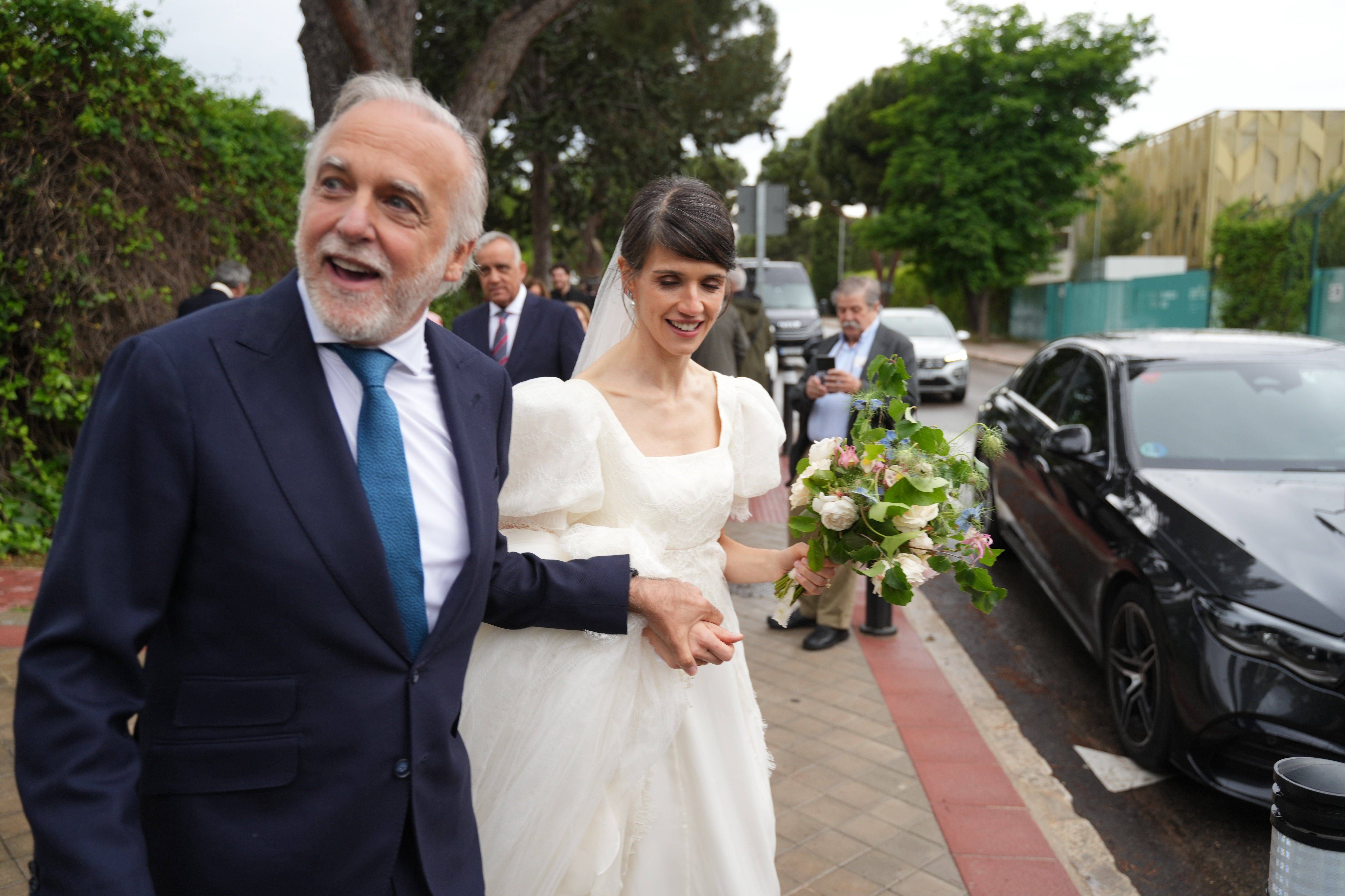 Paco Arango y Begoña Aguiler, felices tras su 'sí, quiero', abandonan la iglesia