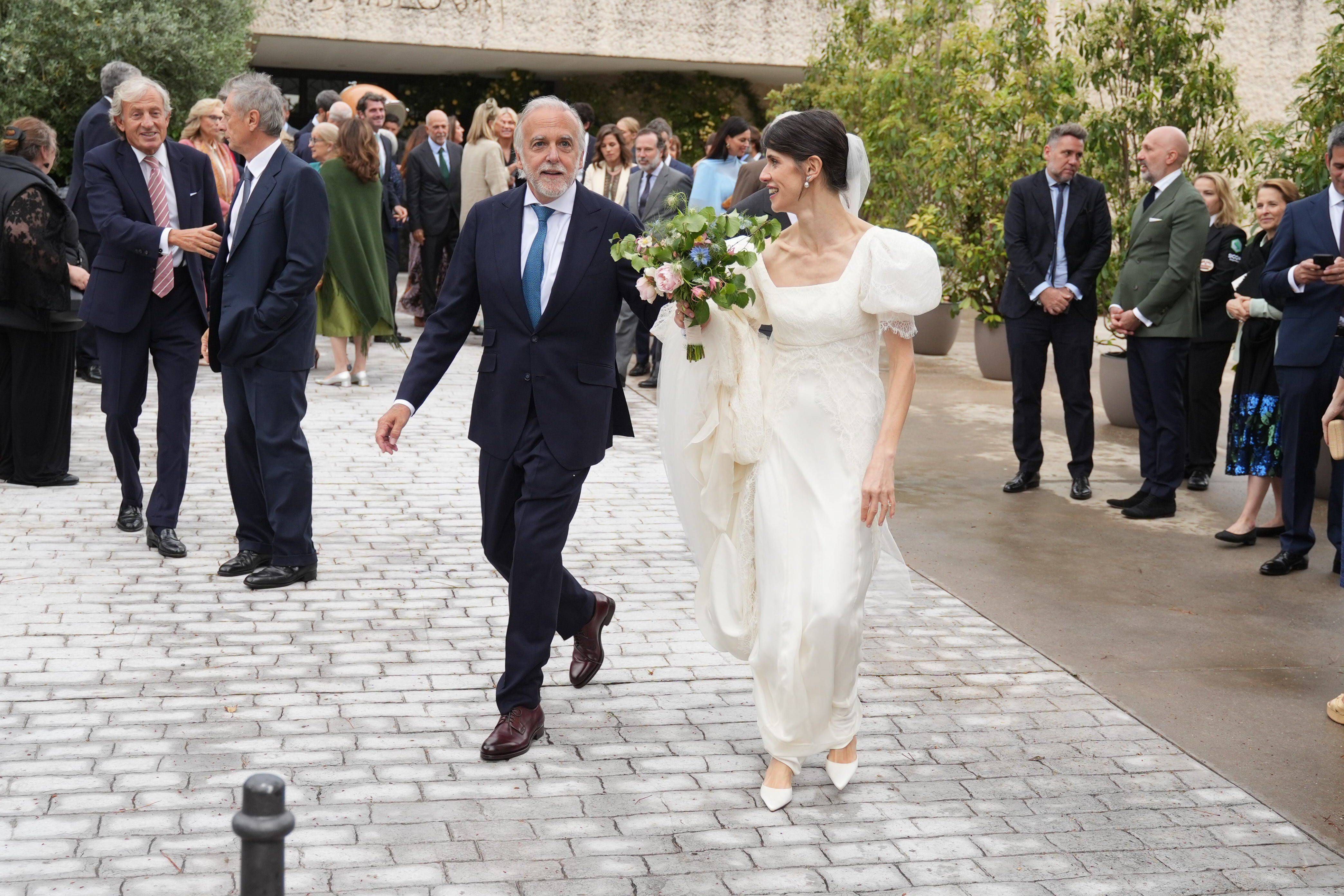 Paco Arango y Begoña Aguilera abandonan la iglesia ya como marido y mujer