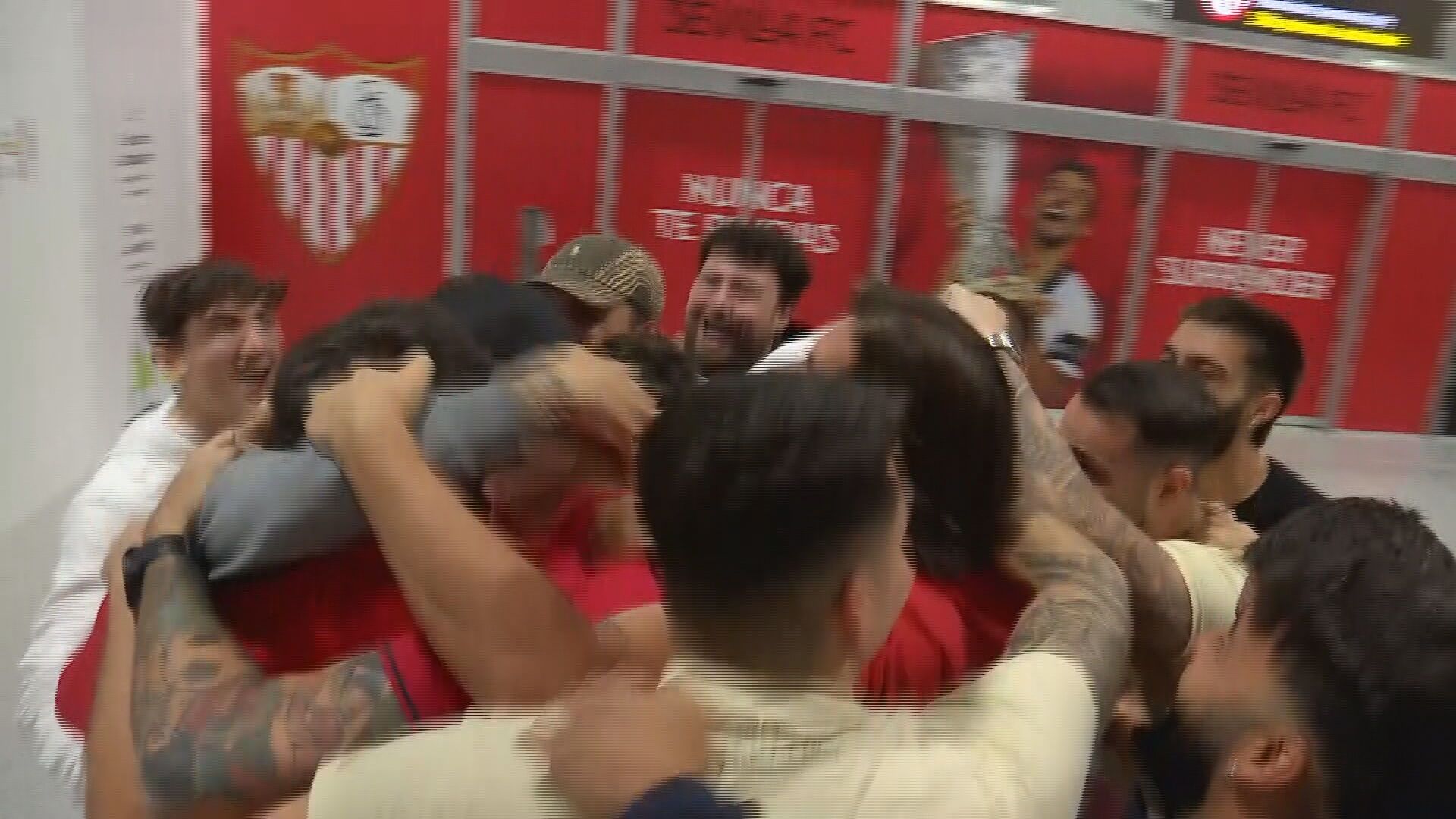 El grupo 24-7 de sevillistas paga el viaje a uno de sus fundadores desde Zúrich