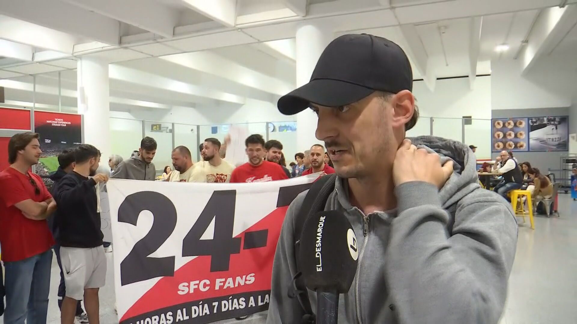 El grupo 24-7 de sevillistas paga el viaje a uno de sus fundadores desde Zúrich