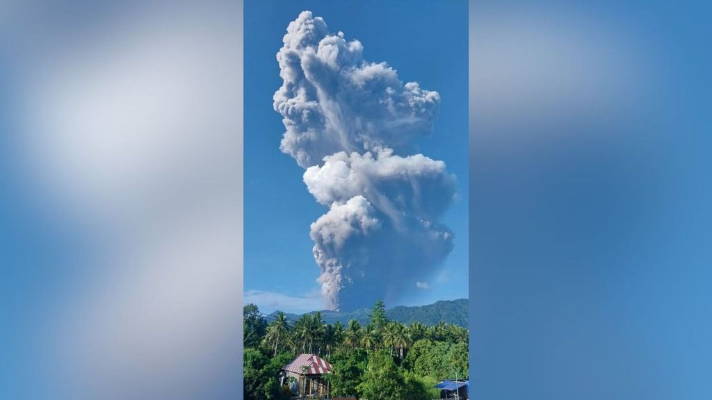 El volcán Dukono, en Indonesia, entra en erupción, sorprendiendo a un grupo de escaladores en su cima: hay tres fallecidos