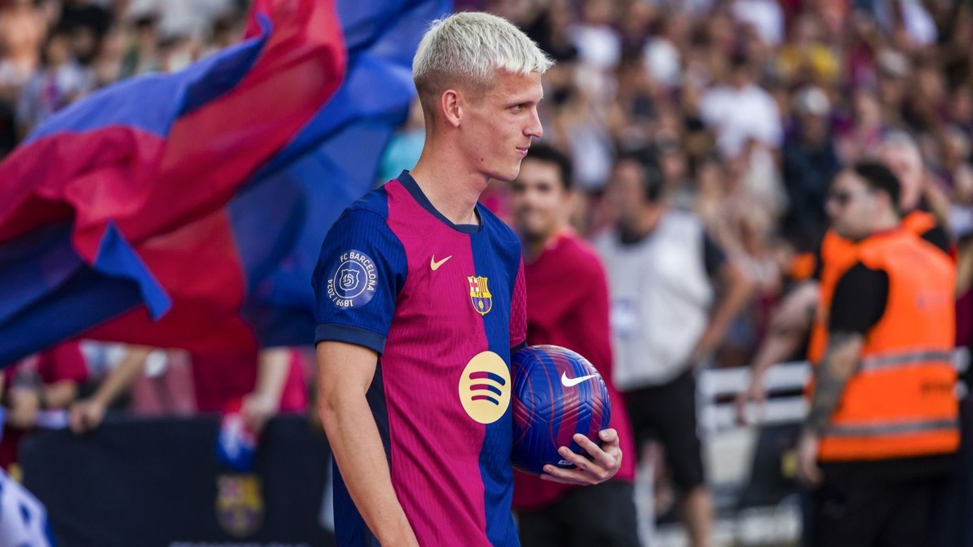 EuropaPress 6156445 dani olmo of fc barcelona presentation team during the trofeo joan gamper EuropaPress 6156445 dani olmo of fc barcelona presentation team during the trofeo joan gamper