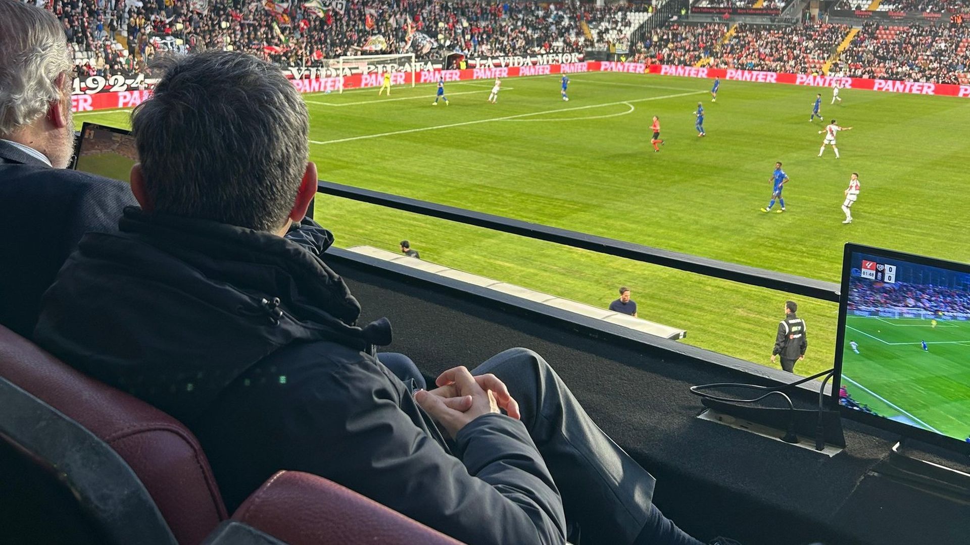 Félix Bolaños viendo en el Estadio de Vallecas un partido