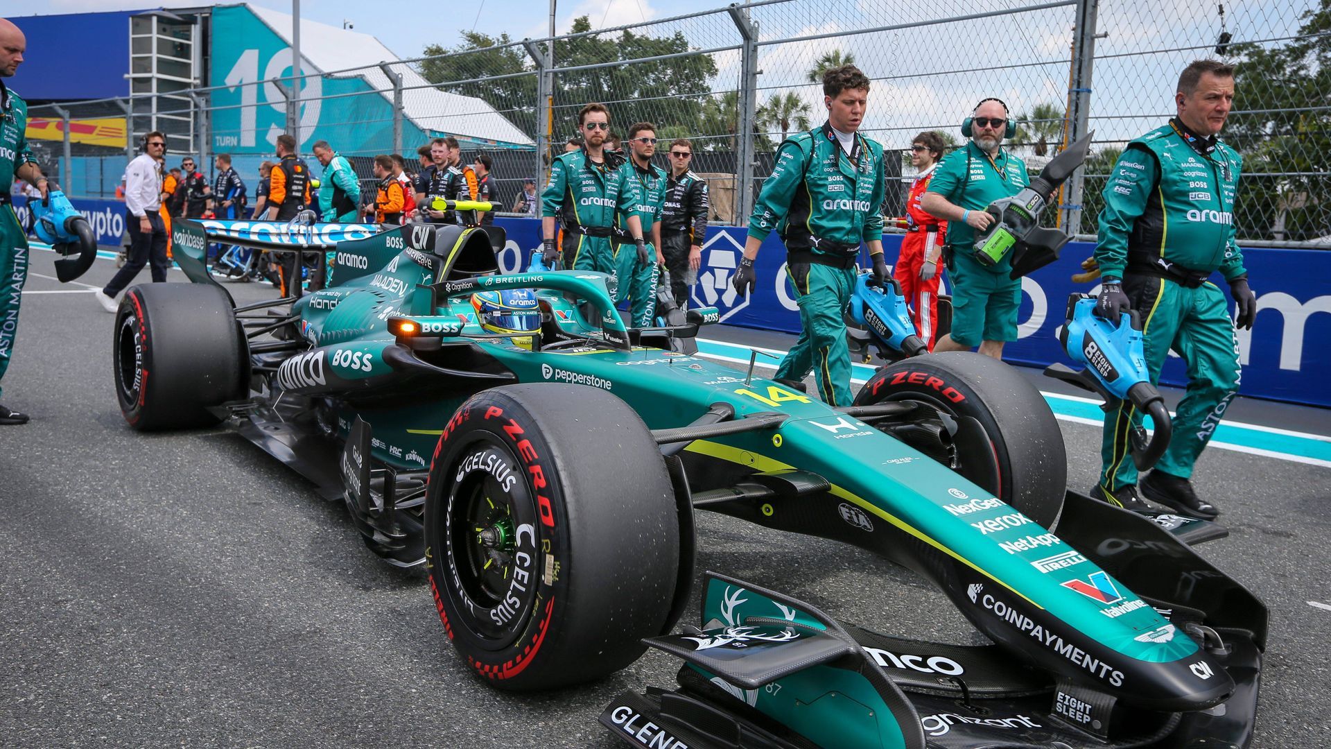 Fernando Alonso y sus mecánicos antes del Gran Premio de Miami de esta temporada