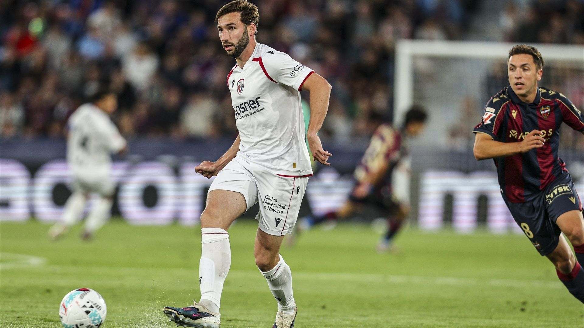 Jon Moncayola da un pase en el Levante-Osasuna