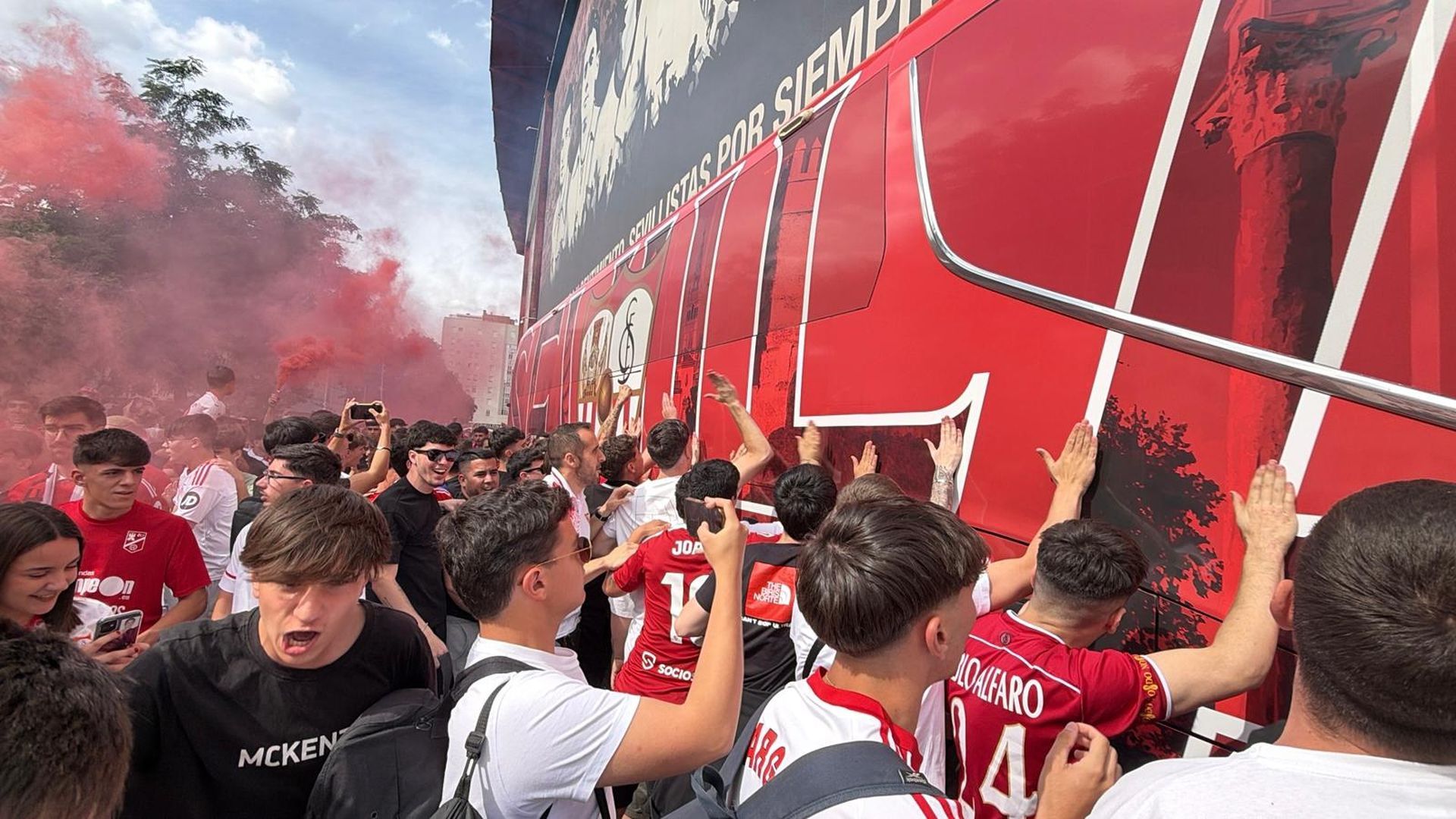 La afición del Sevilla aliena a los jugadores antes del partido ante el Espanyol