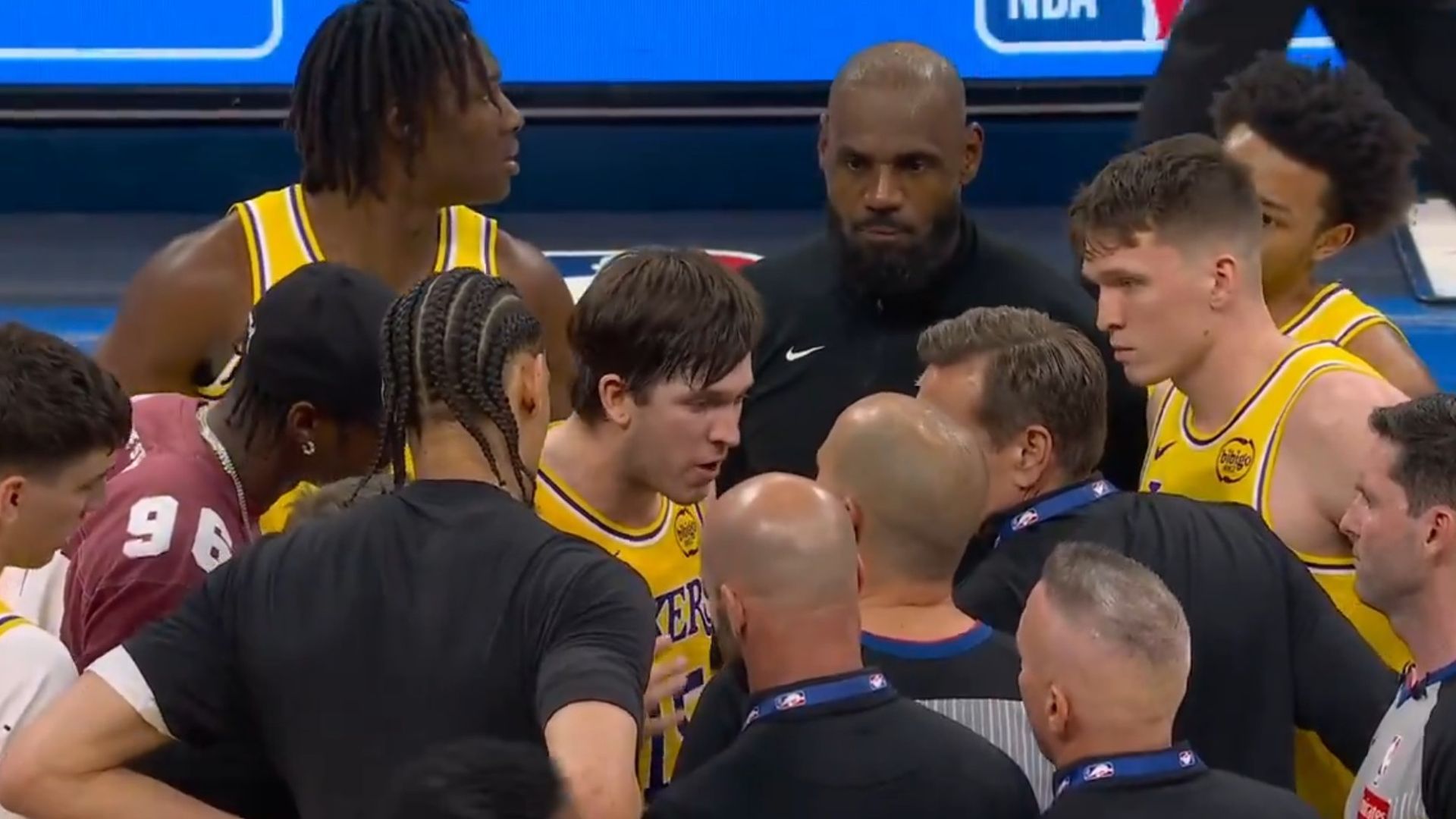 Los jugadores de Los Ángeles Lakers se reunieron con los árbitros al acabar el encuentro