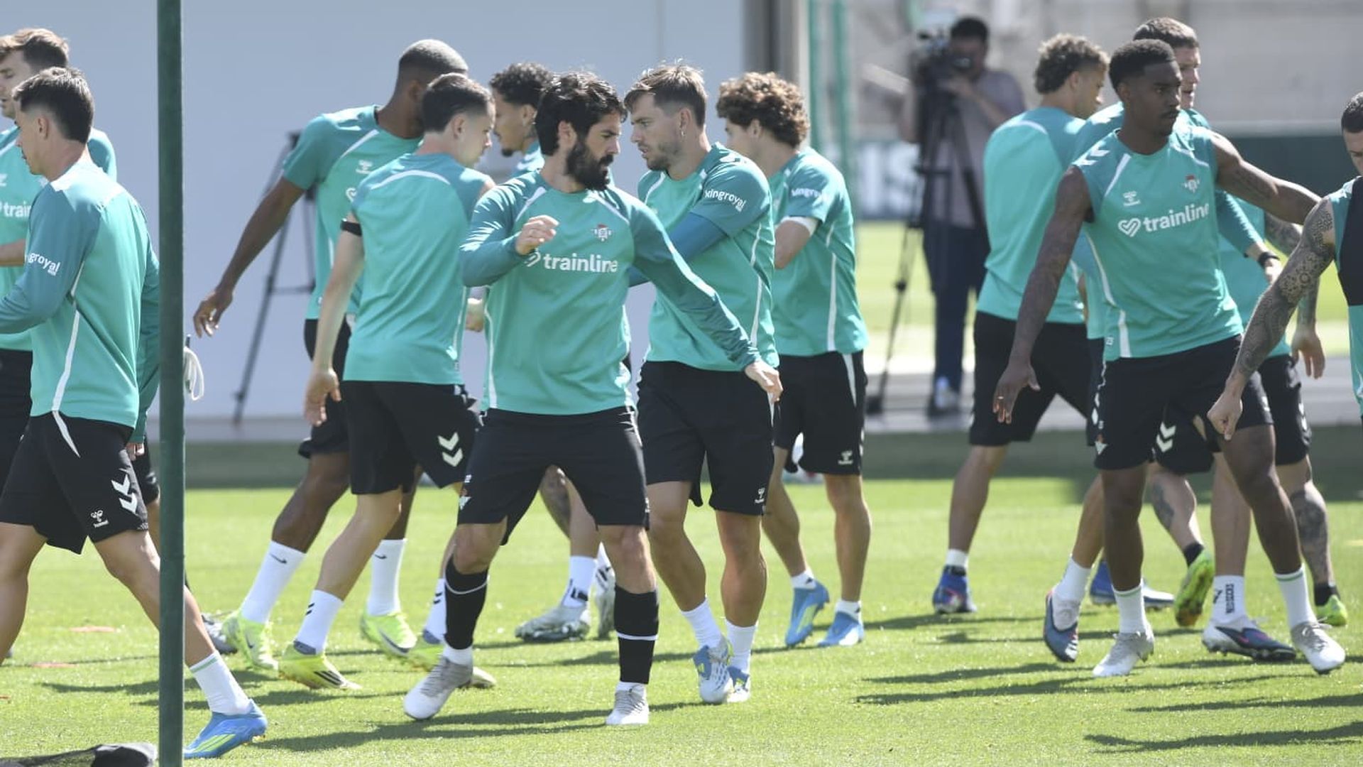 Los jugadores del Betis, en el entrenamiento previo al partido ante la Real Sociedad Los jugadores del Betis, en el entrenamiento previo al partido ante la Real Sociedad