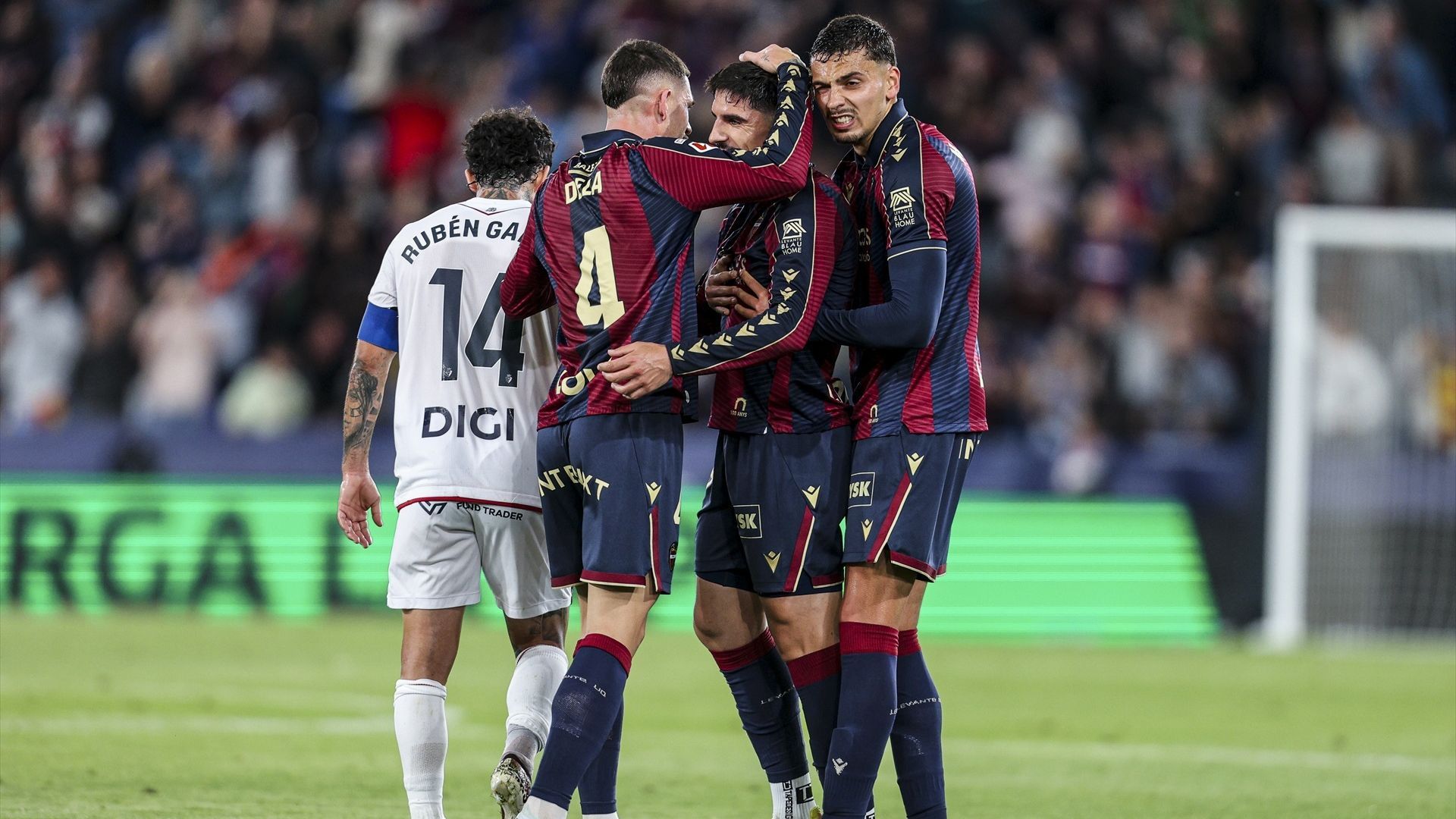 Los jugadores del Levante celebran un gol a Osasuna
