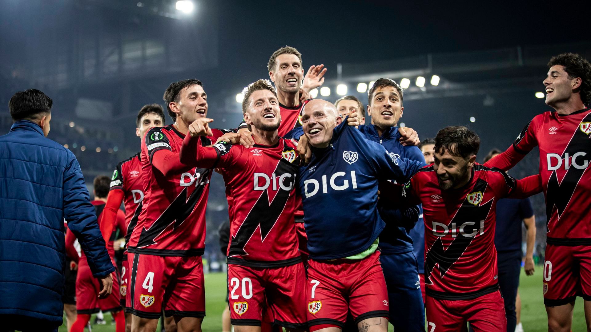 Los jugadres del Rayo Vallecano celebrando el pase a la final de la Conference League