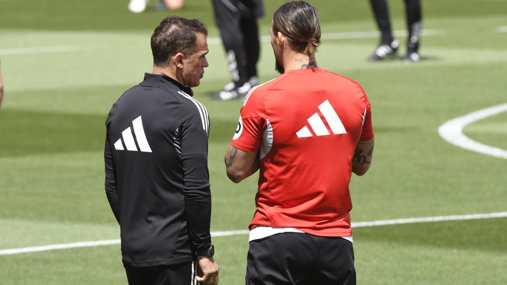 Luis García Plaza habla con Gudelj en el entrenamiento previo al Sevilla-Espanyol
