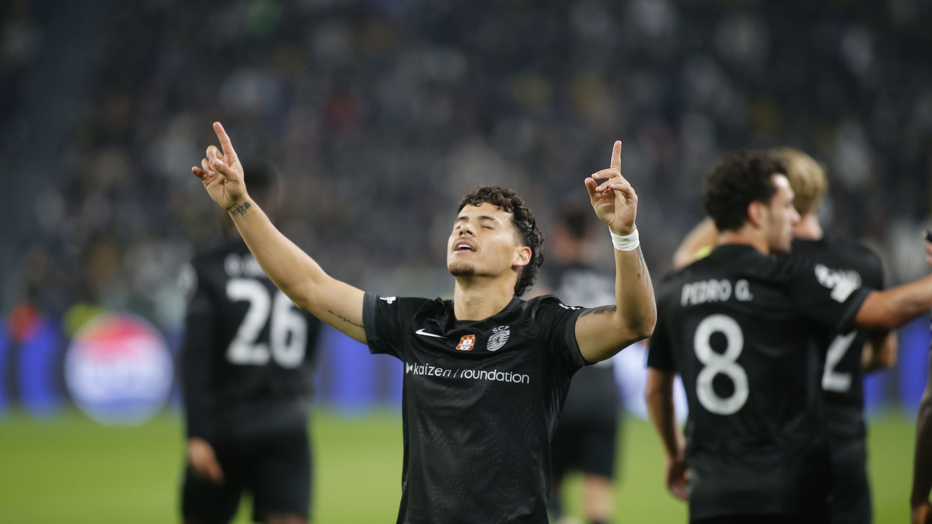 Maxi Araujo celebrando un gol con el Sporting
