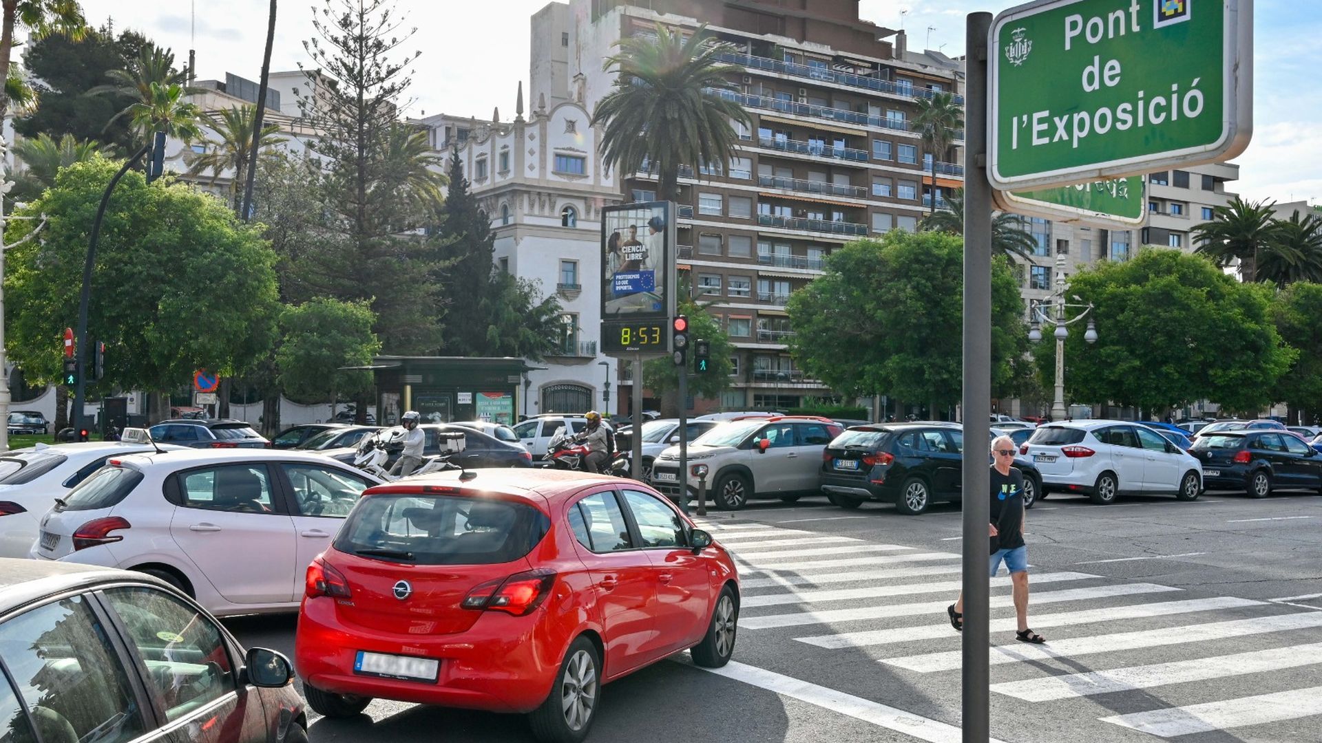 Semáforo donde se ha eliminado el ámbar en el Pont de l´Exposició
