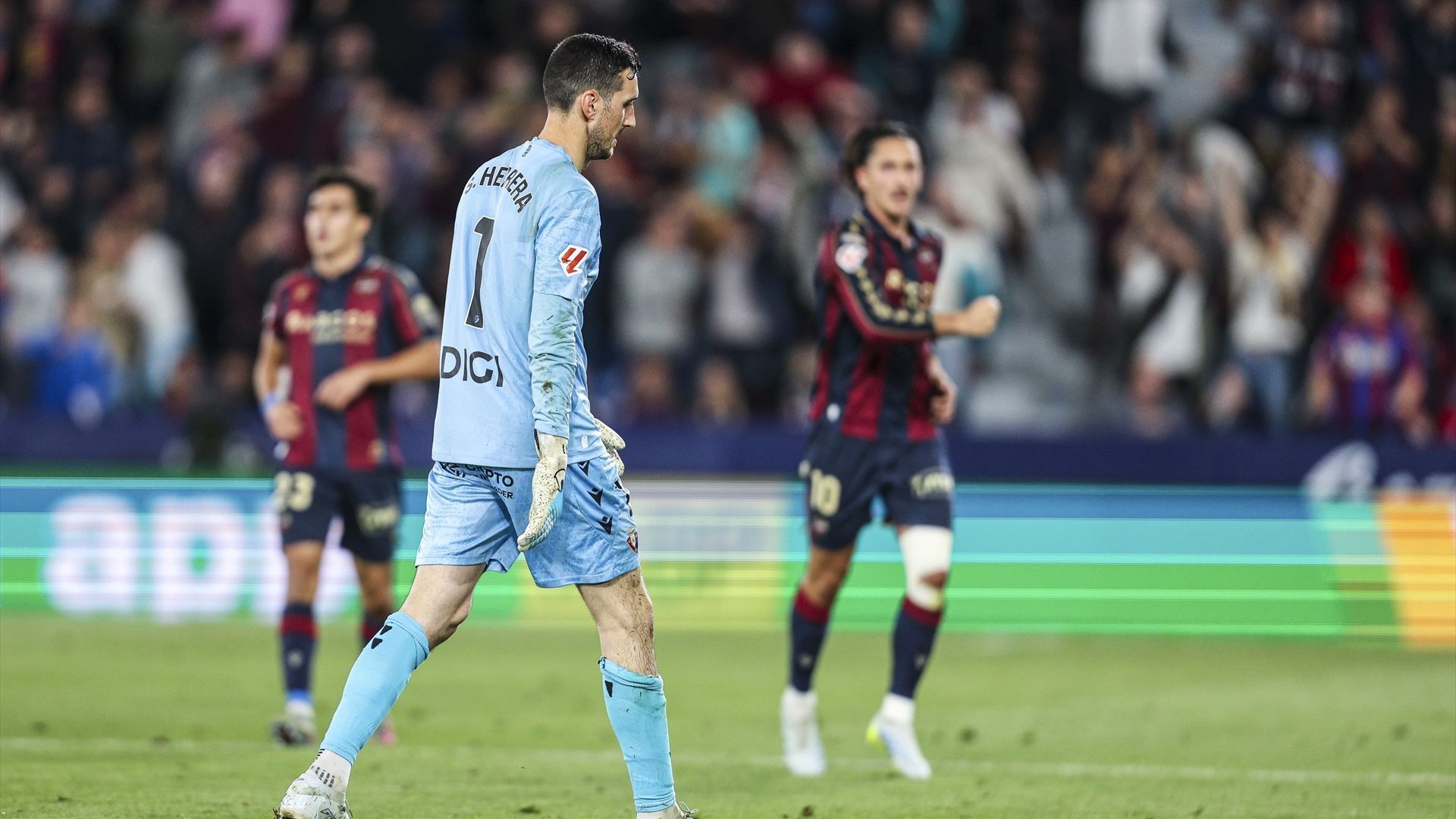 Sergio Herrera se lamenta tras su expulsión en el Levante-Osasuna