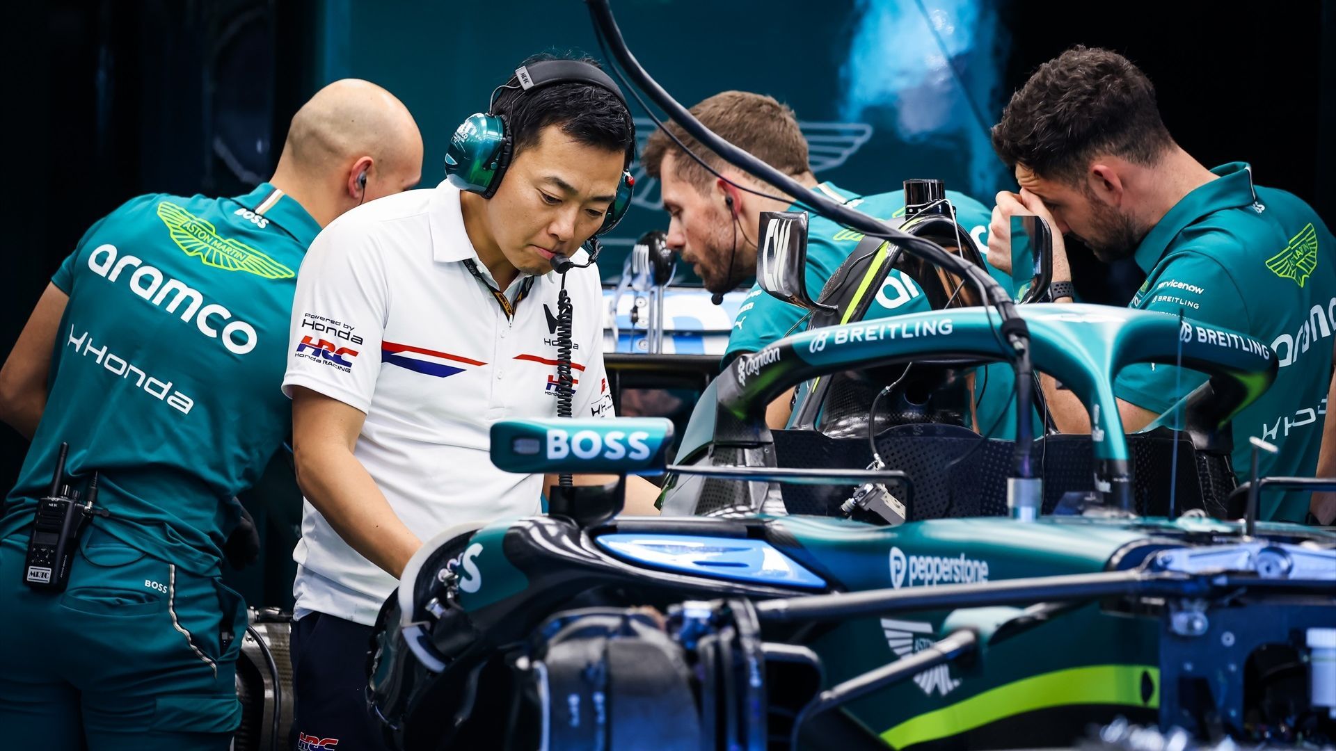 Un ingeniero de Honda trabajando en un monoplaza de Aston Martin esta temporada