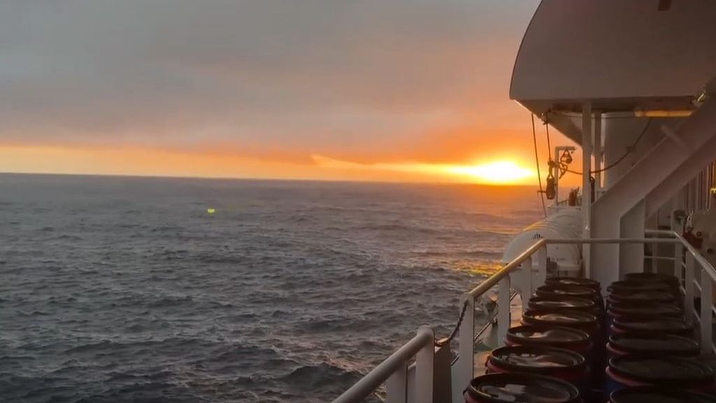Varios nativos de la isla de Tristán de Acuña subieron al crucero afectado por el brote de hantavirus para hacerse fotos en el barco