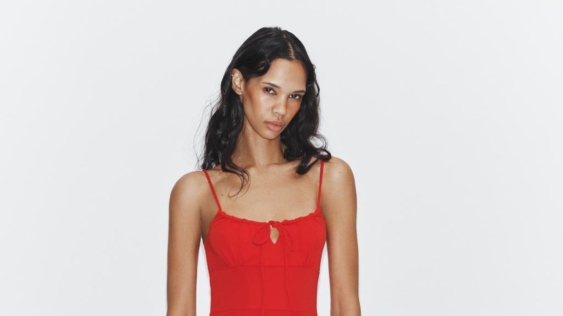 Vestido rojo de tirantes y lazo en el escote, de Zara