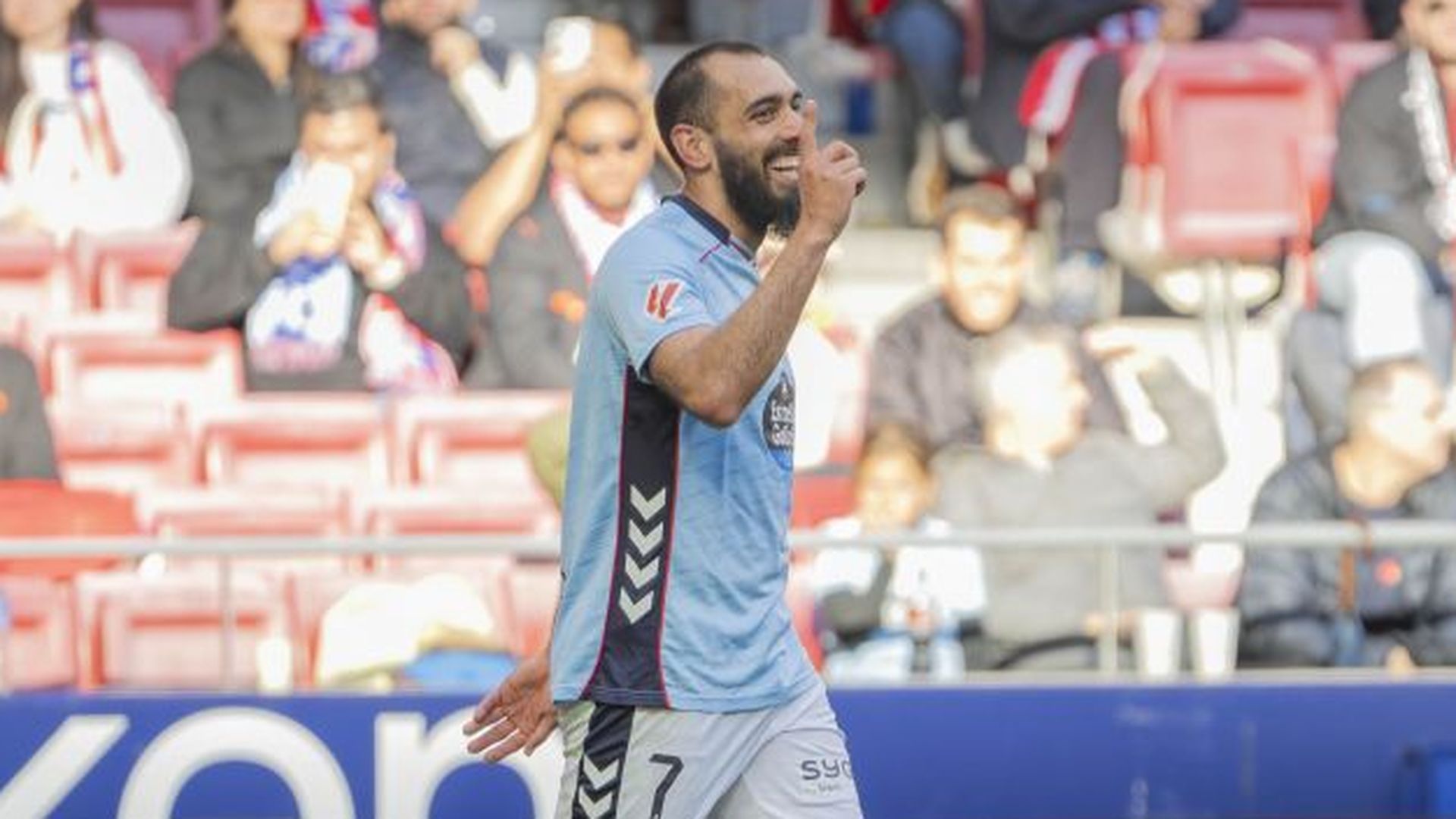Borja Iglesias celebrando su gol al Atlético de Madrid