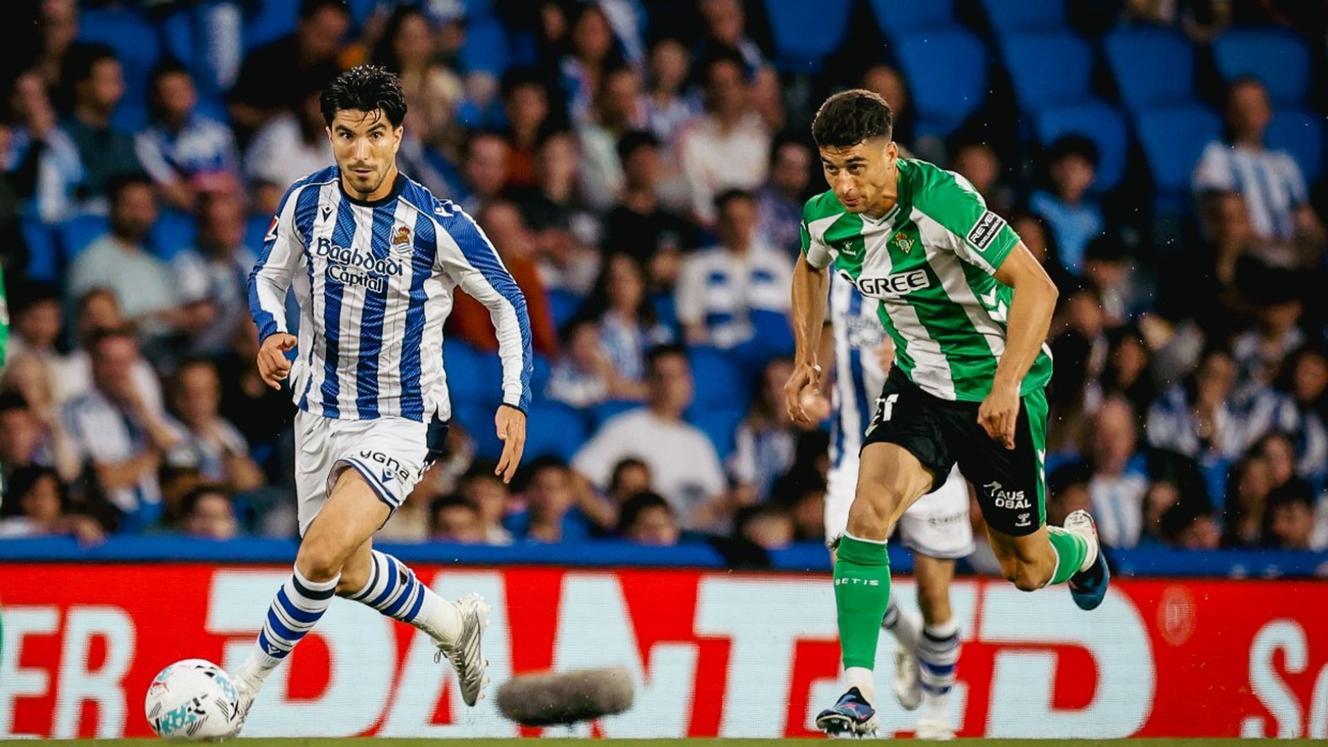 Carlos Soler conduce delante de Marc Roca