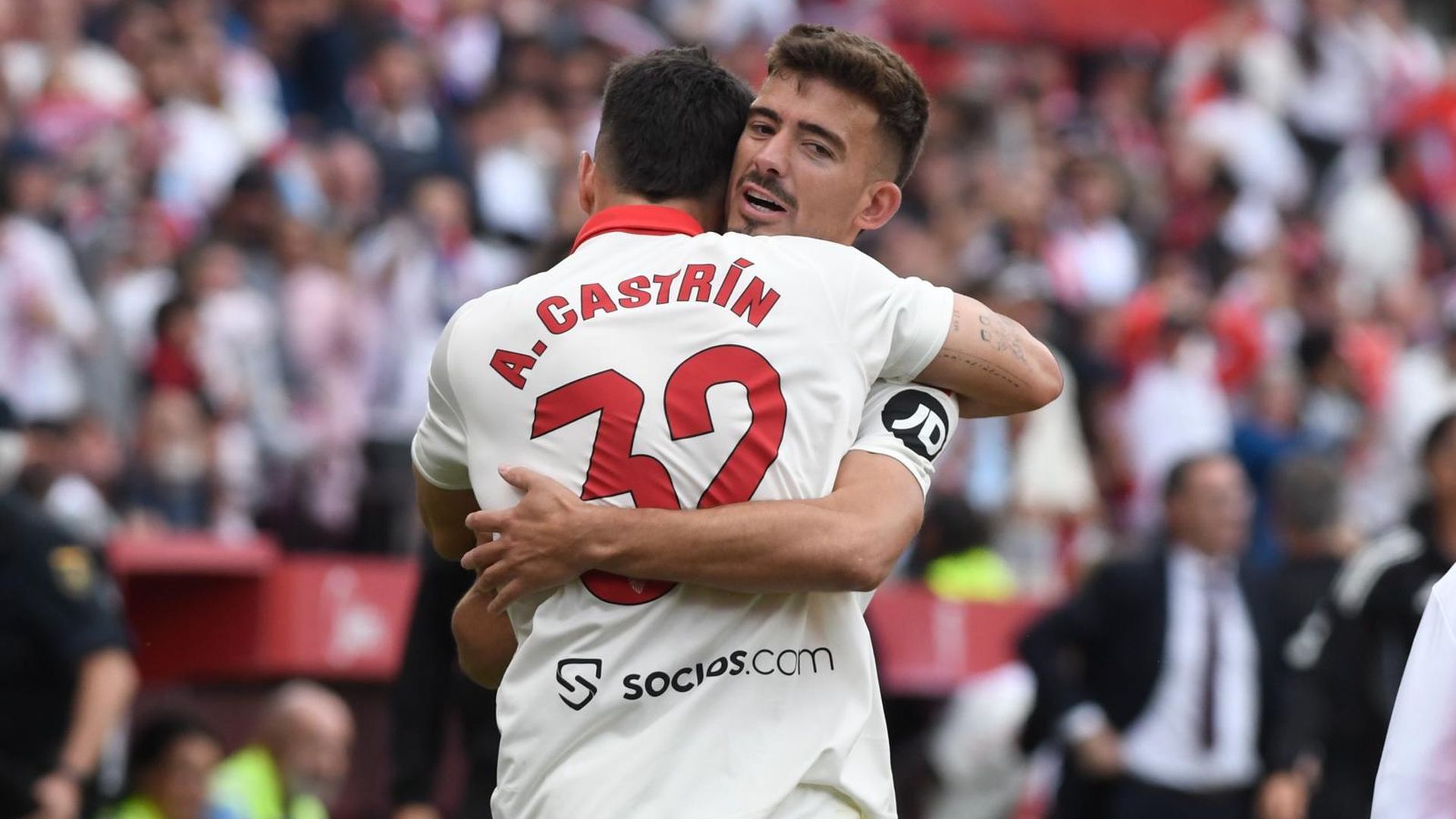 Castrín celebra su gol con Kike Salas