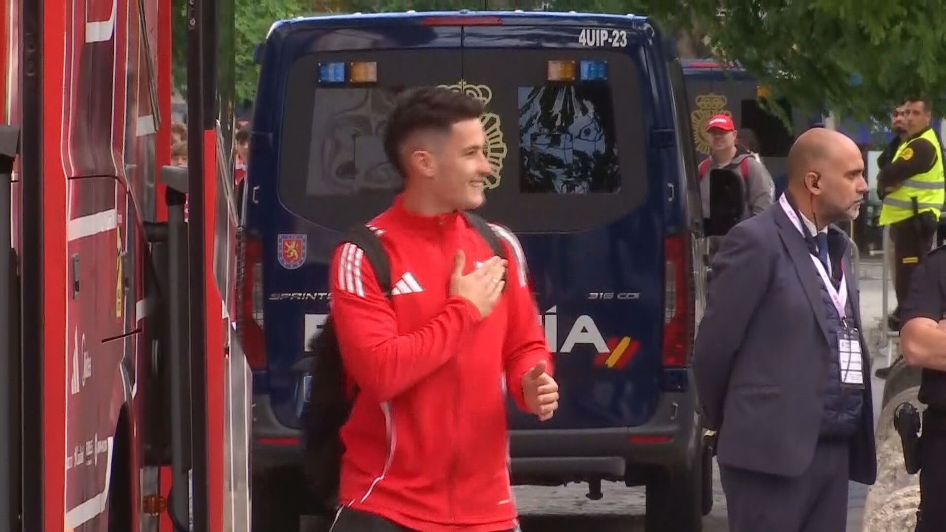 Castrín celebrando con la afición del Sevilla