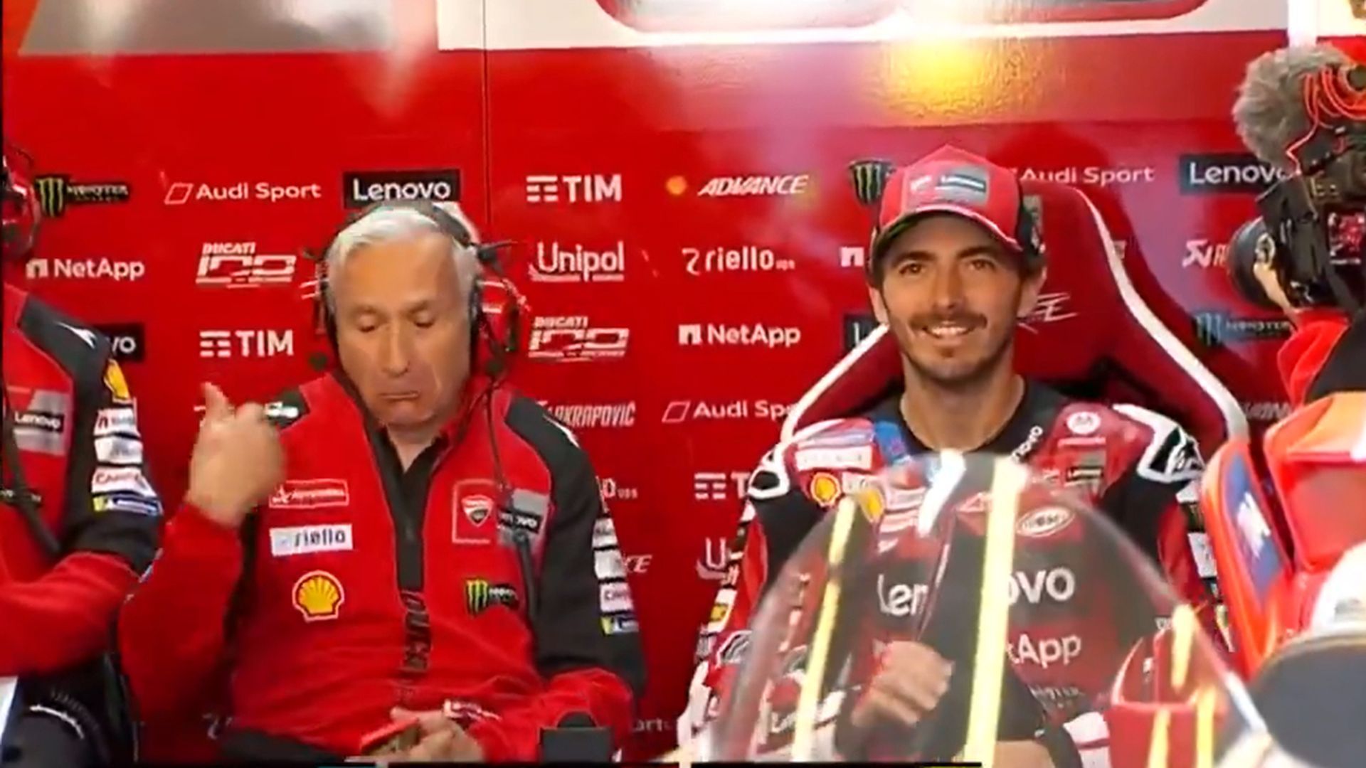 Davide Tardozzi y Pecco Bagnaia, en el box de Ducati
