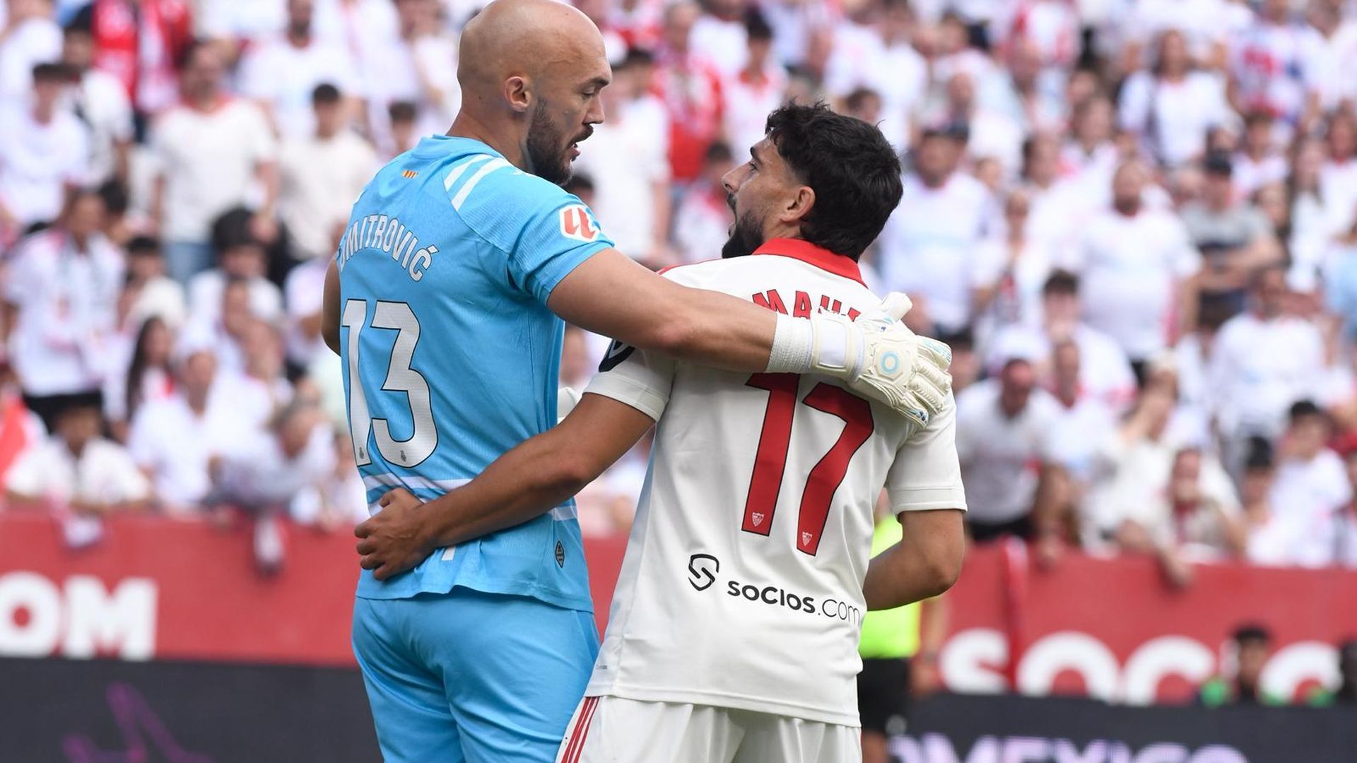 Dmitrovic y Maupay, en el Sevilla-Espanyol