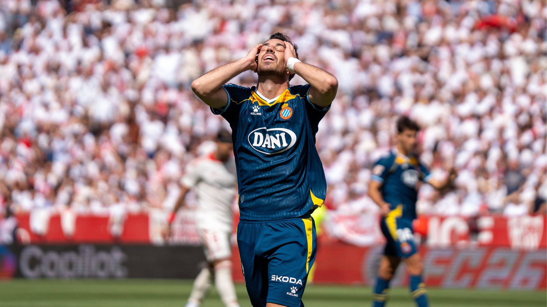 Edu Expósito ante el Sevilla