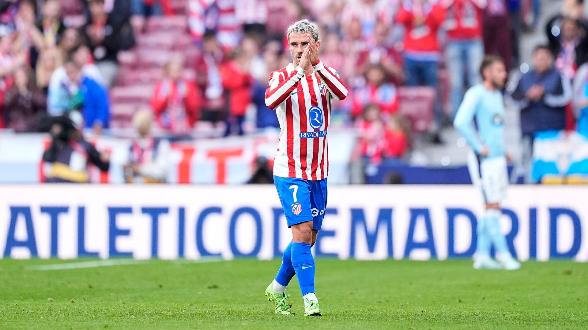 Griezmann aplaudiendo a la afición del Atlético
