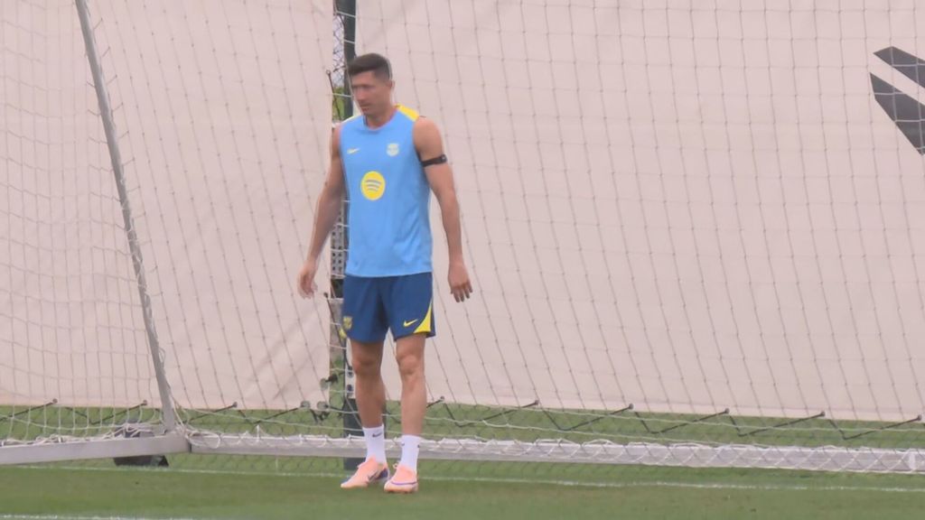 Lewandowski se disfraza de portero ante Szczesny en la previa del Clásico