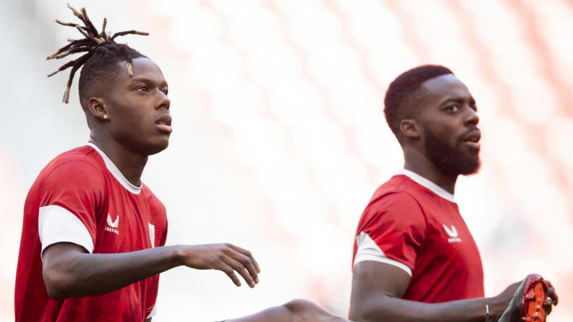 Los hermanos Nico e Iñaki Williams calientan en San Mamés Los hermanos Nico e Iñaki Williams calientan en San Mamés