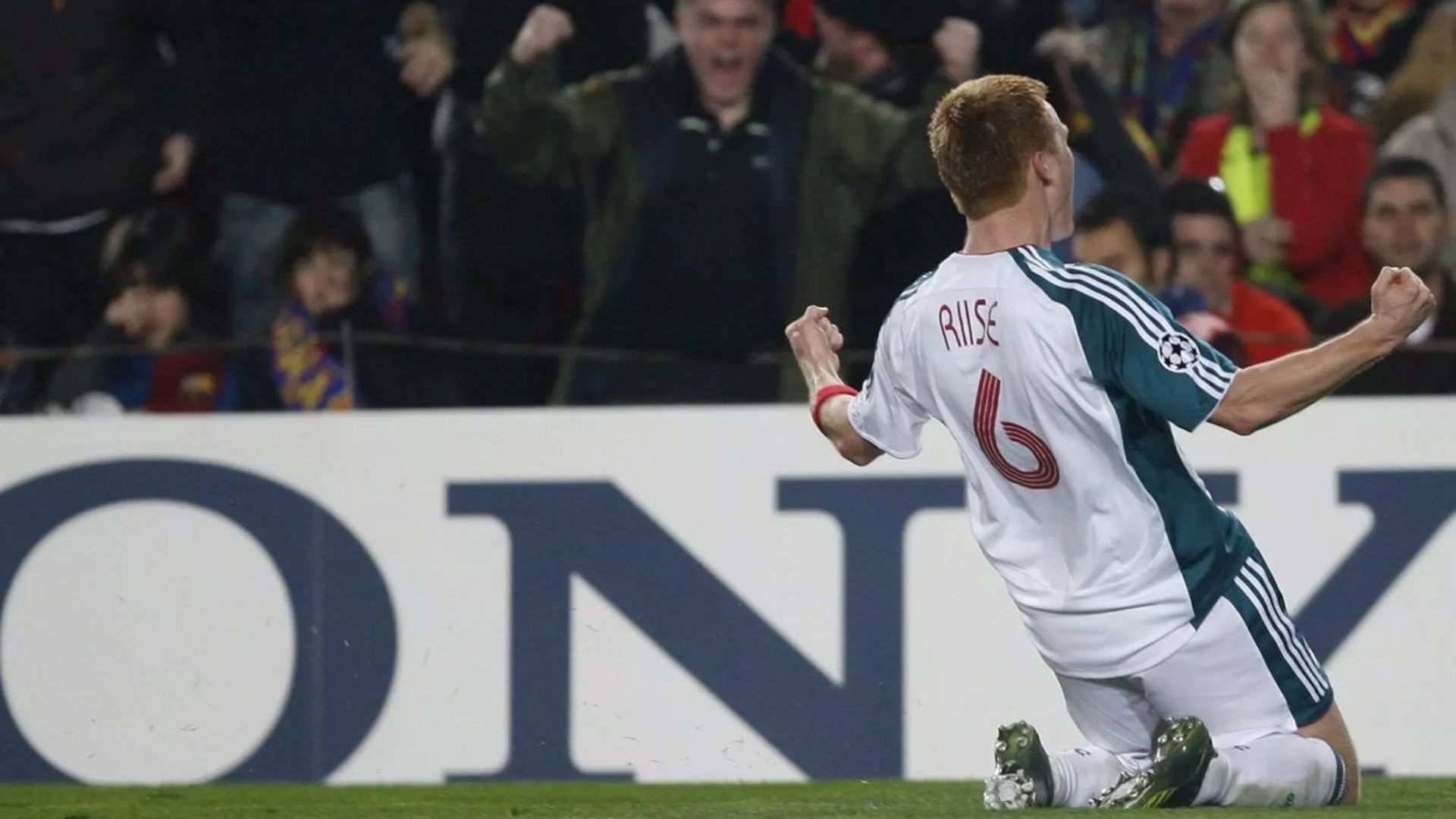 Riise celebrando en el Camp Nou