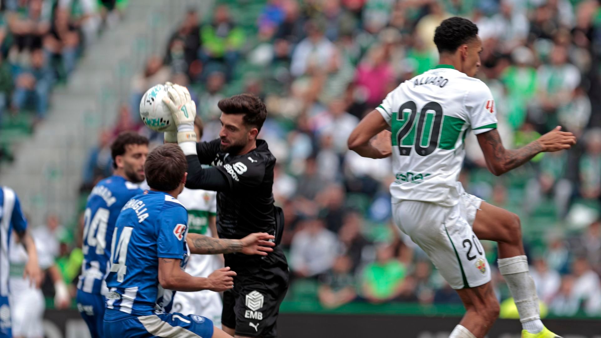 Sivera atrapa un balón delante de Álvaro Rodríguez en el Elche-Alavés