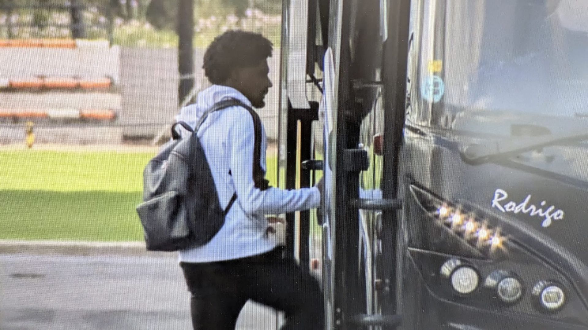 Thierry subió al autobús