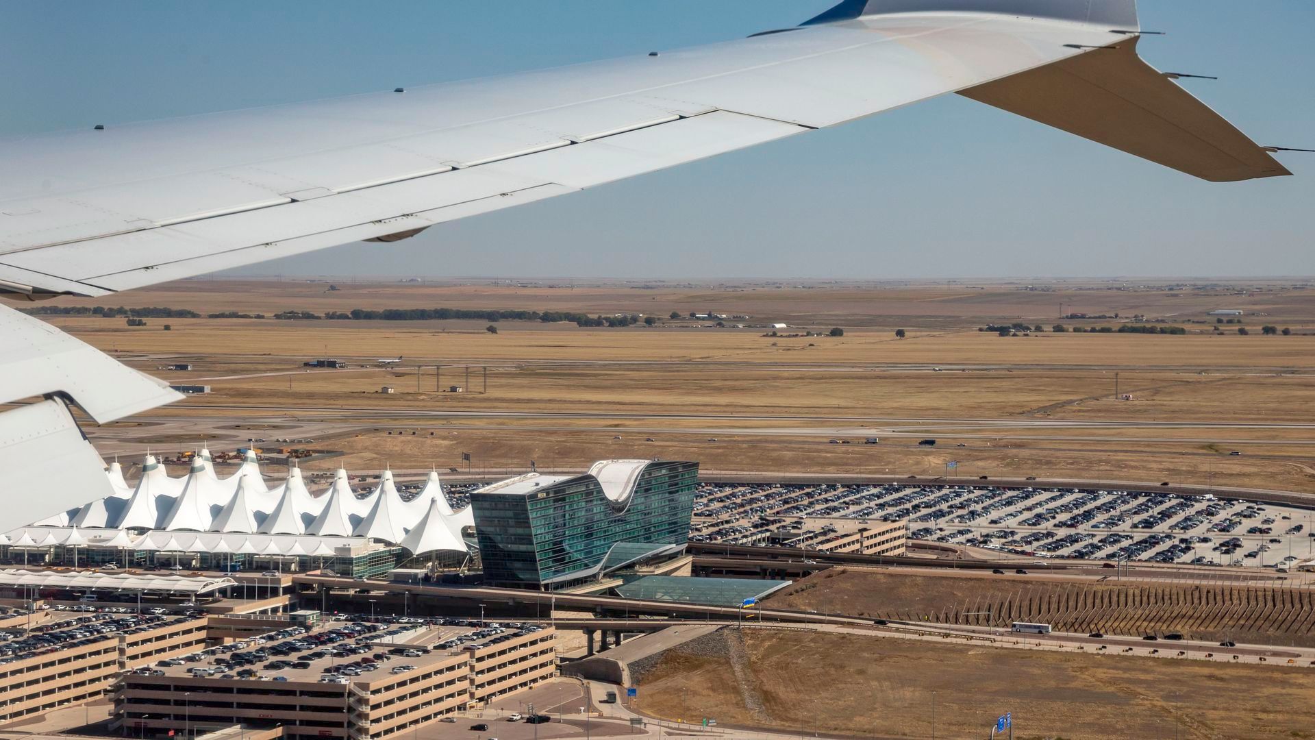 Un avión de pasajeros arrolla a un transeúnte en pleno despegue en el aeropuerto de Denver: hay un muerto y doce heridos