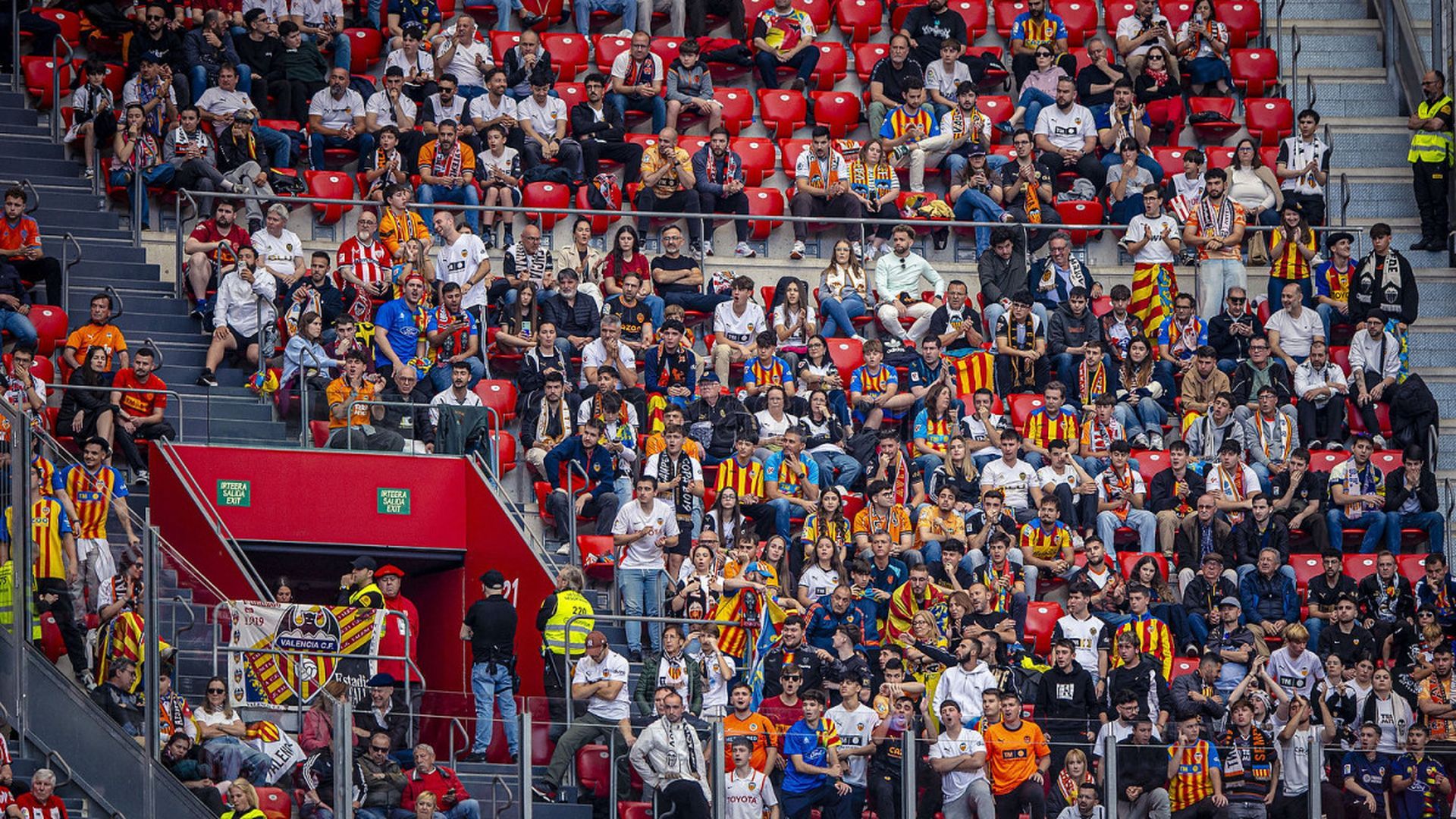 Afición del Valencia CF en San Mamés