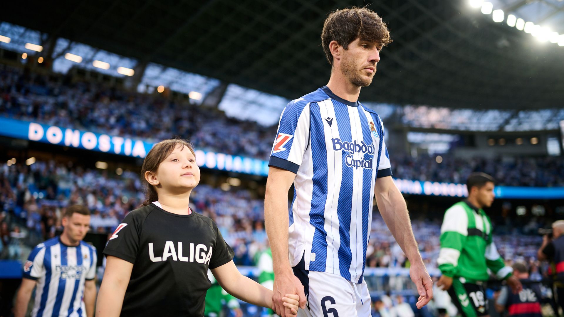 Aritz Elustondo salta al campo en el Real Sociedad-Betis