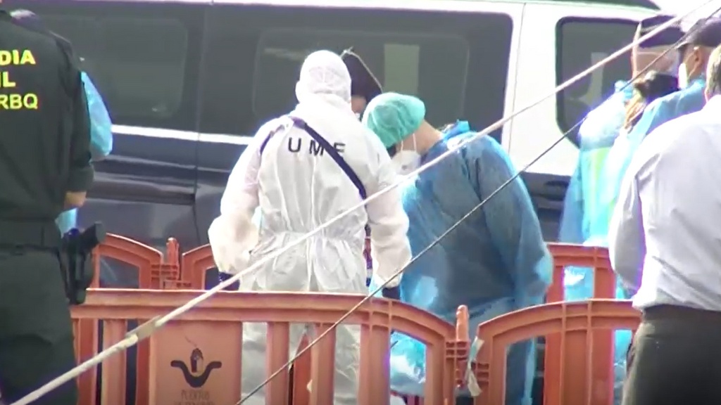 Desde el barco hasta el avión: así te hemos contado el minuto a minuto del traslado de los 14 españoles del MV Hondius al aeropuerto de Tenerife