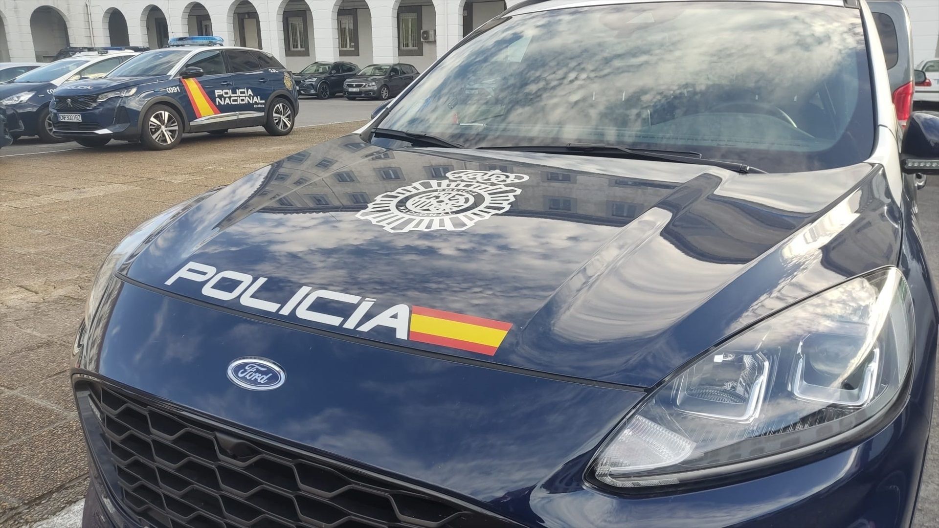 Encuentran el cadáver de una mujer en el ascensor de su edificio en Oviedo: tenía sangre en la boca y entró con un hombre "corpulento" Encuentran el cadáver de una mujer en el ascensor de su edificio en Oviedo: tenía sangre en la boca y entró con un hombre "corpulento"