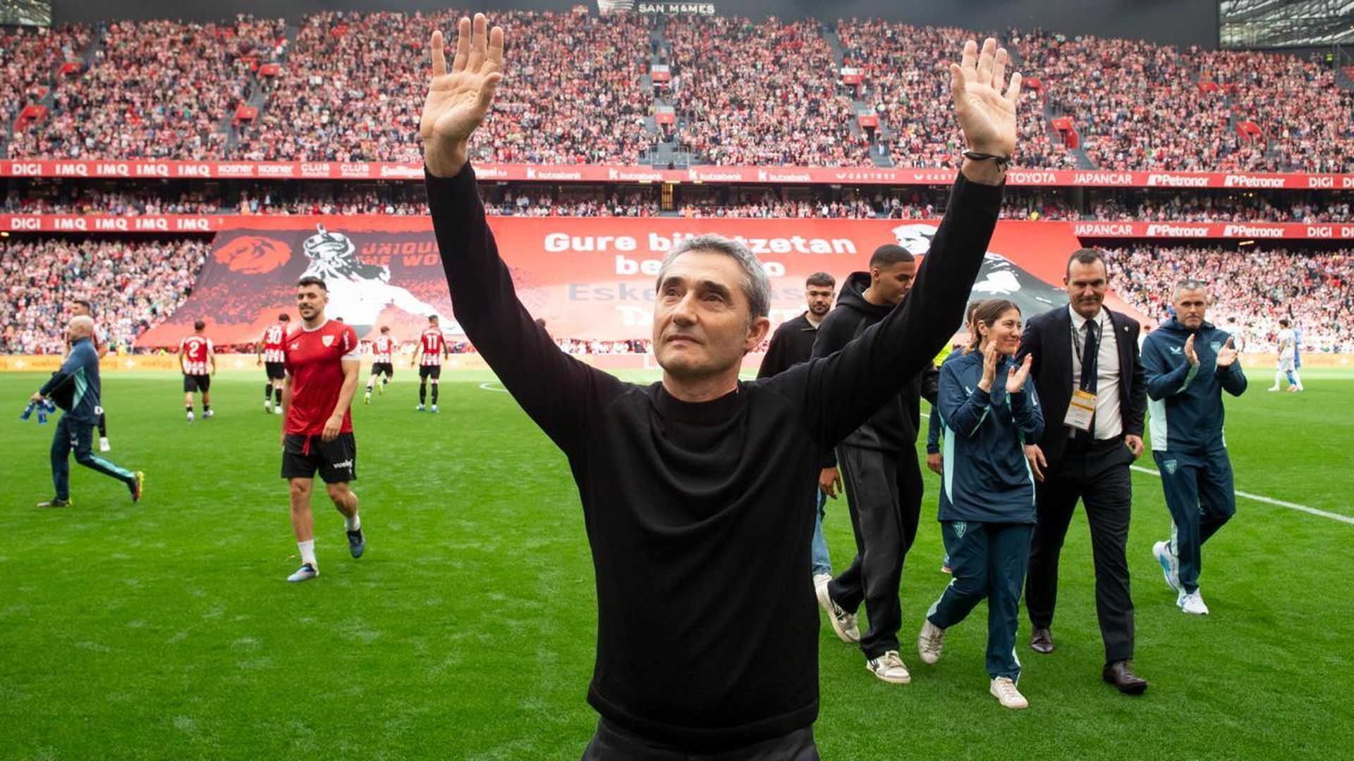 Ernesto valverde saluda a la grada en San Mamés ante el Valencia