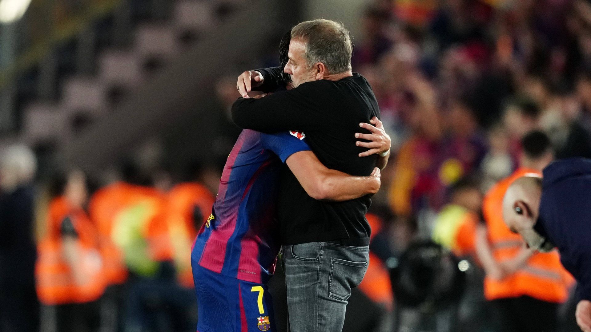 Ferran Torres abraza a Hansi Flick al dedicarle el gol por la muerte de su padre