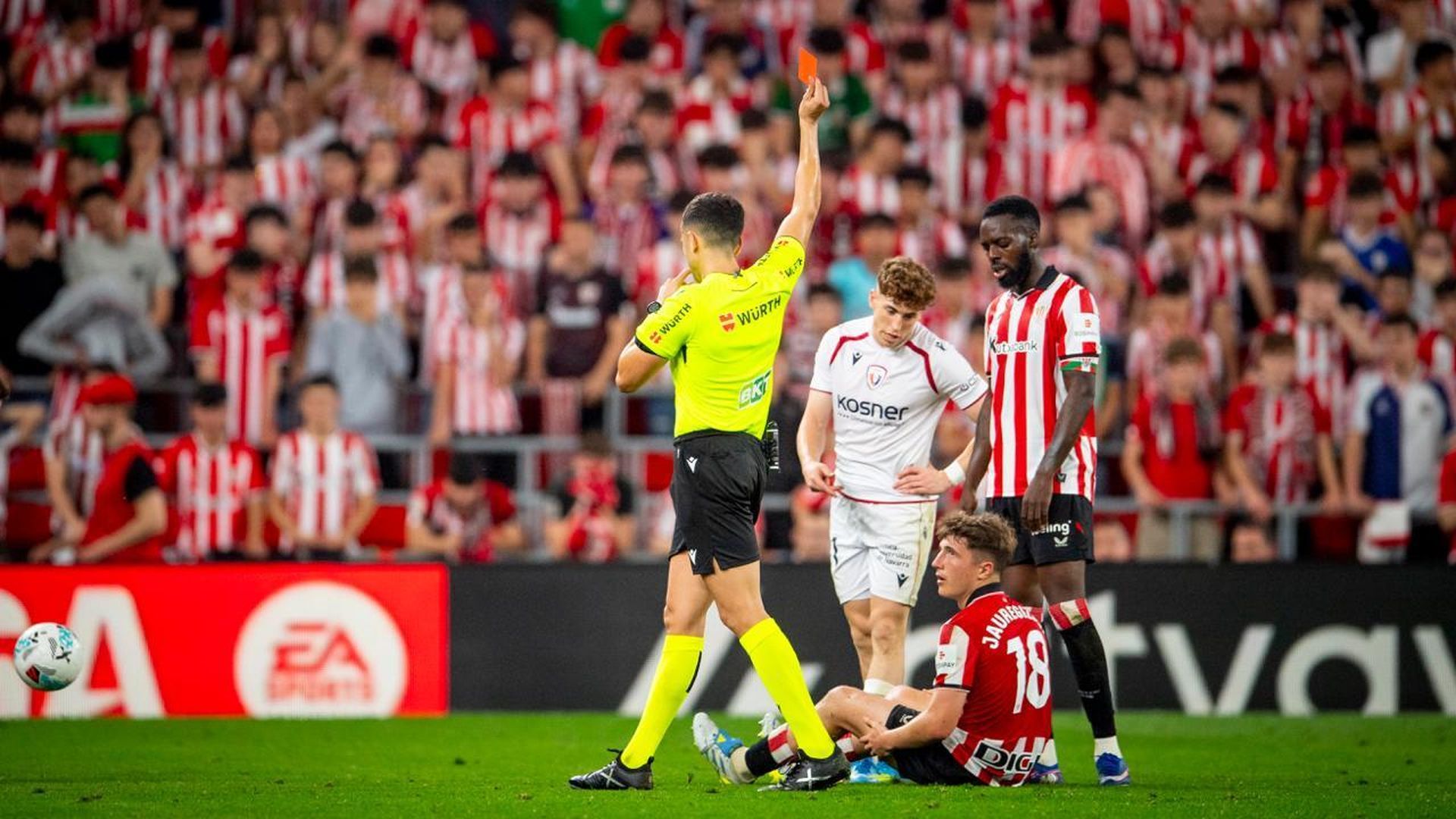 La expulsión de Mikel Jauregizar en el derbi ante Osasuna en San Mamés