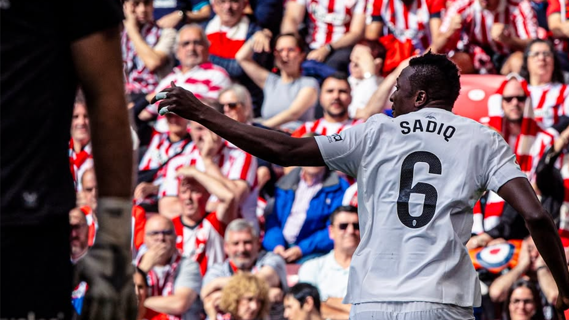 Sadiq celebra su gol en San Mamés