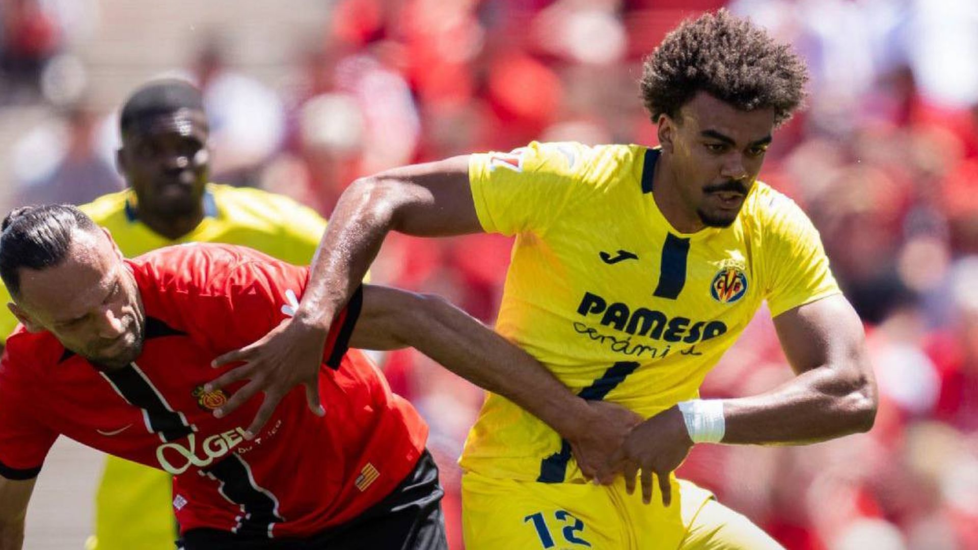 Vedat Muriqi y Renato Veiga pelean por un balón en el Mallorca-Villarreal